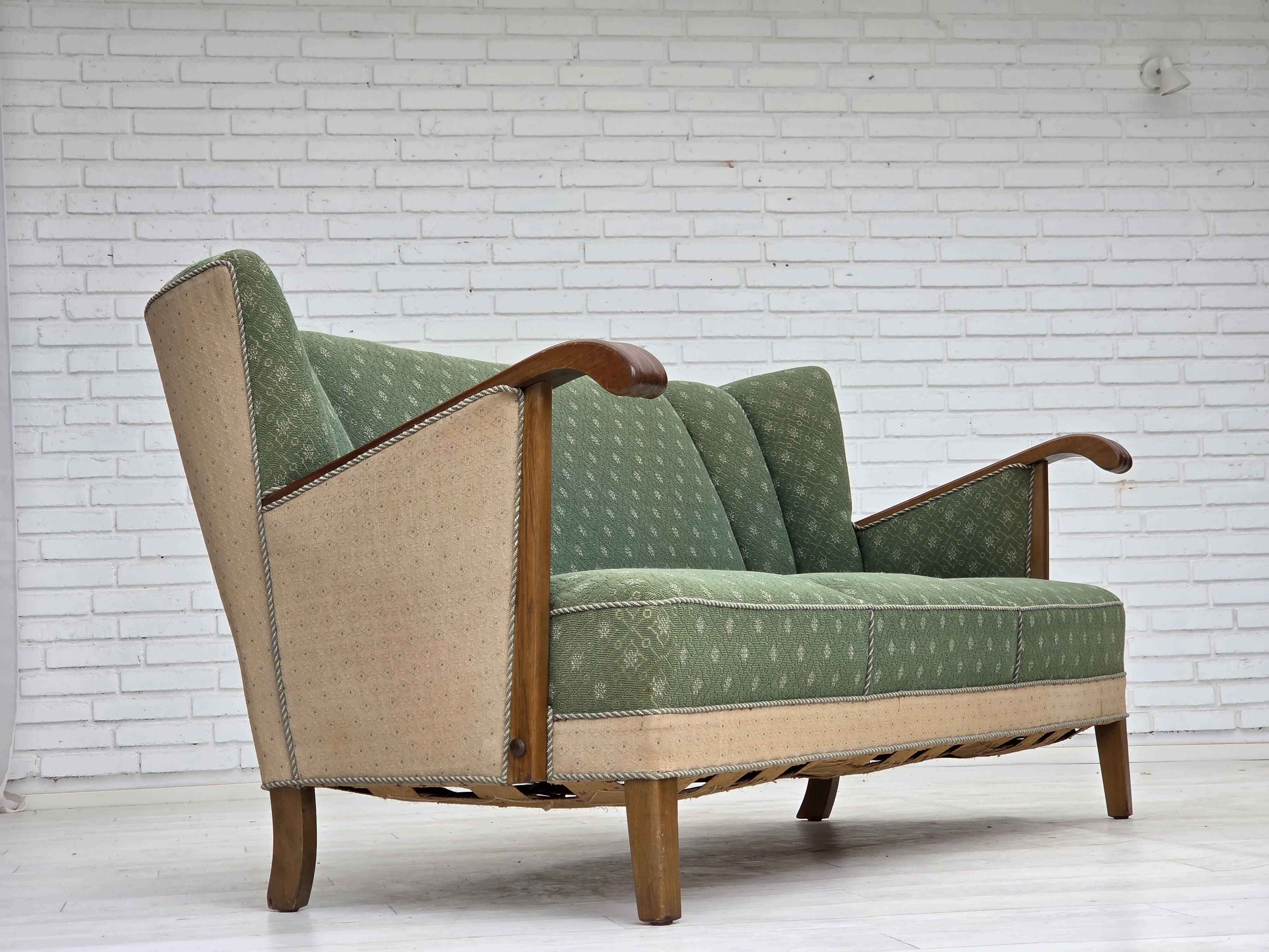 Canapé danois 3 places des années 1950, tissu en laine d'ameublement vert/beige, bois de chêne.