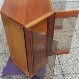 Meuble Vitrine, signé Ernest Ménard, Merisier, 4 portes de rayonnage vitrées, Forme losange