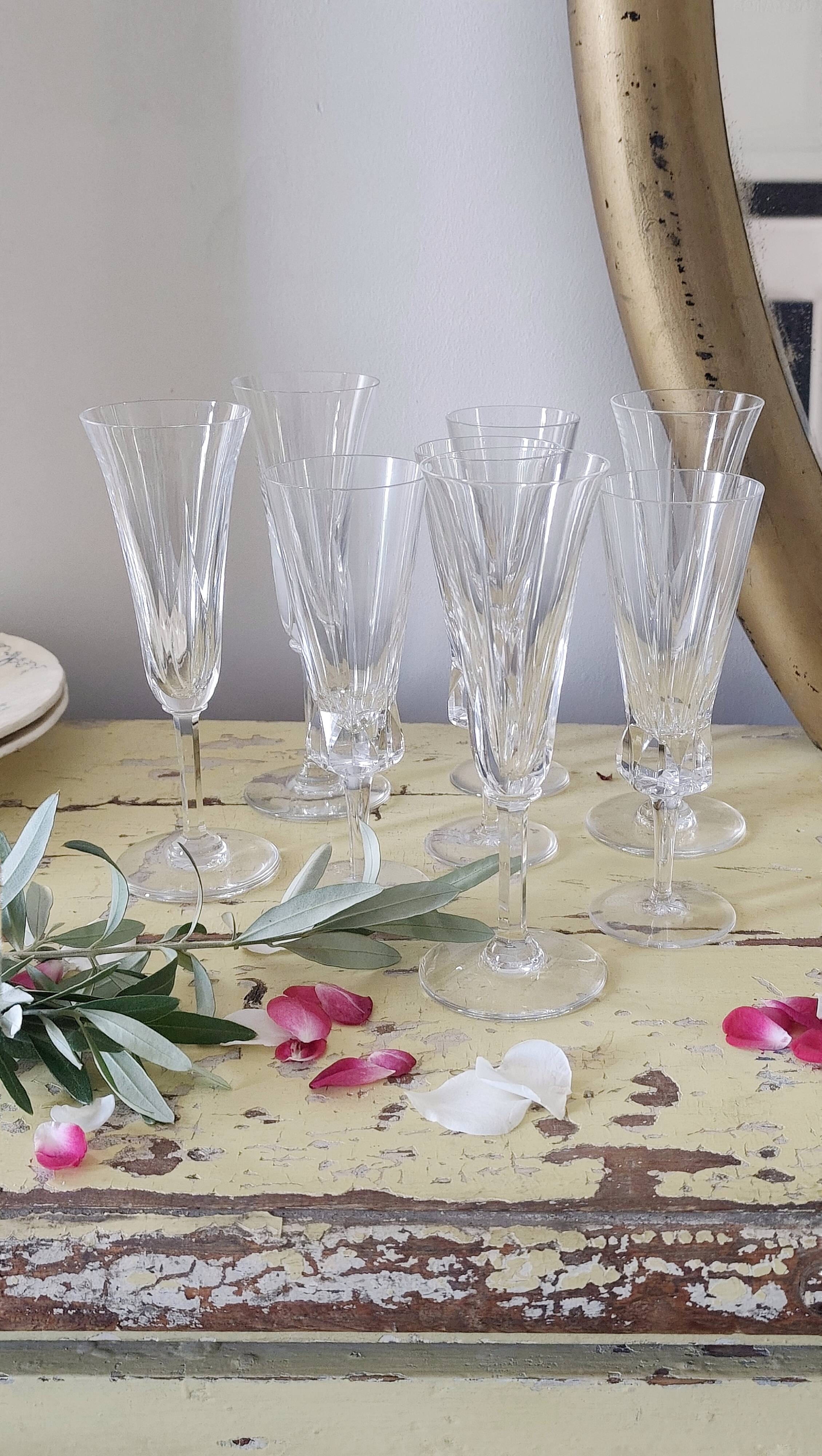Set of 8 champagne flutes in Saint Louis crystal and Bayel crystal.