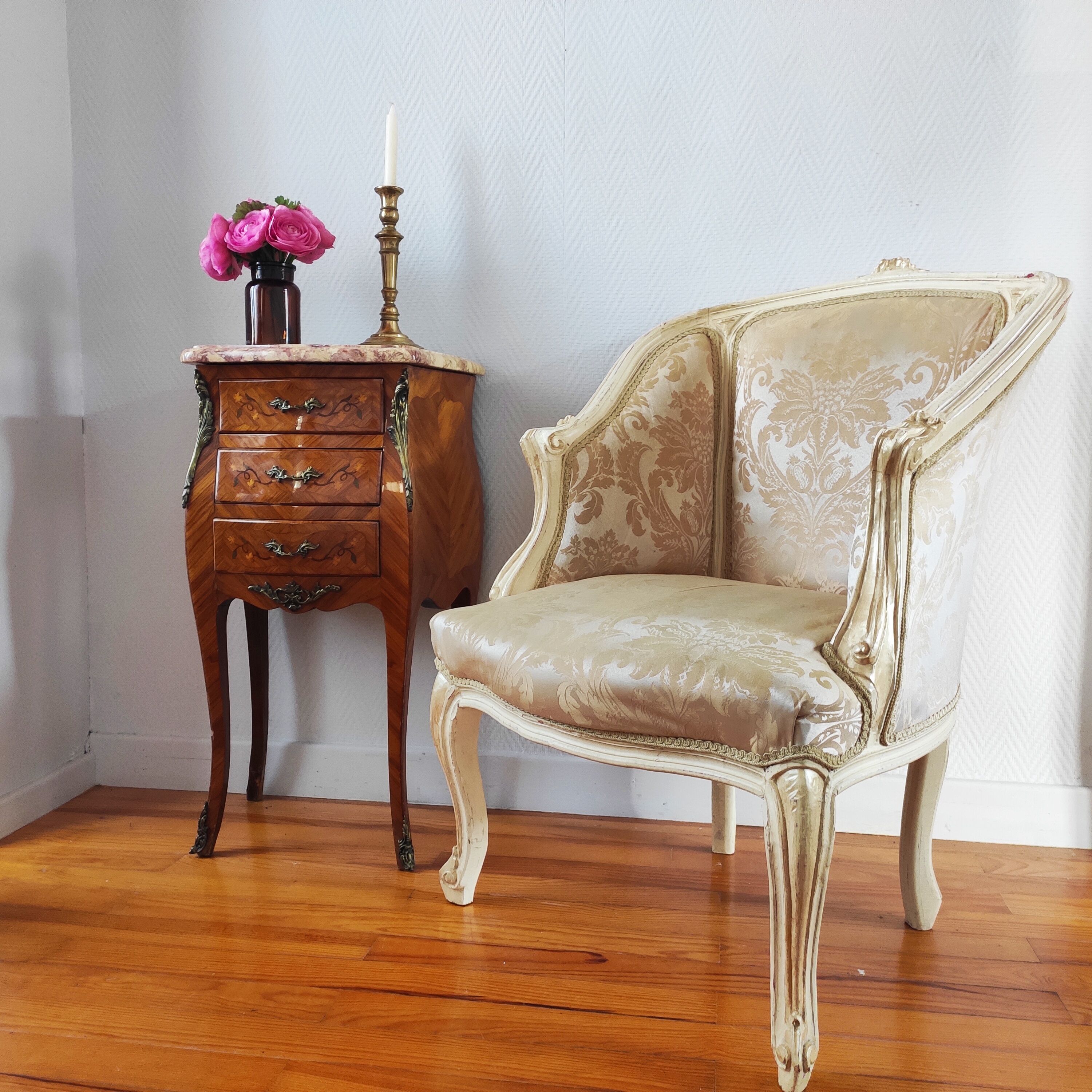 Fauteuil ancien bergère style Louis XV patiné