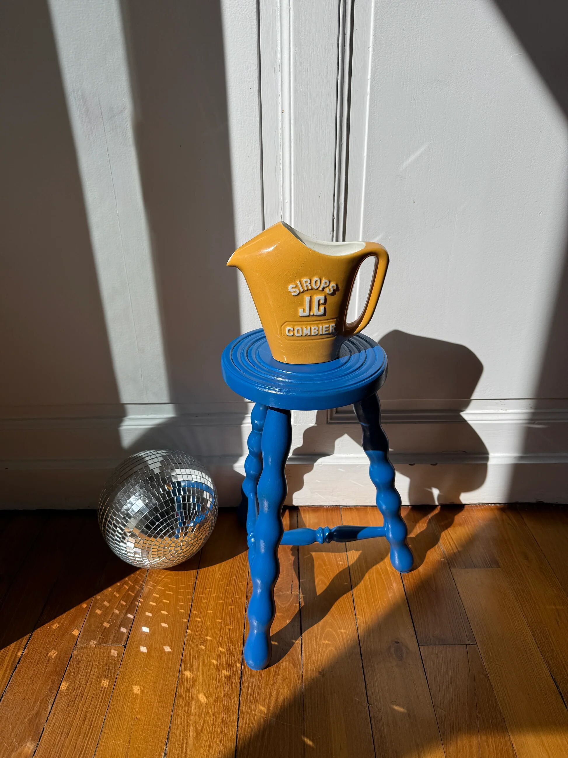 Tabouret tripode en bois bleu