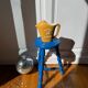 Tabouret tripode en bois bleu