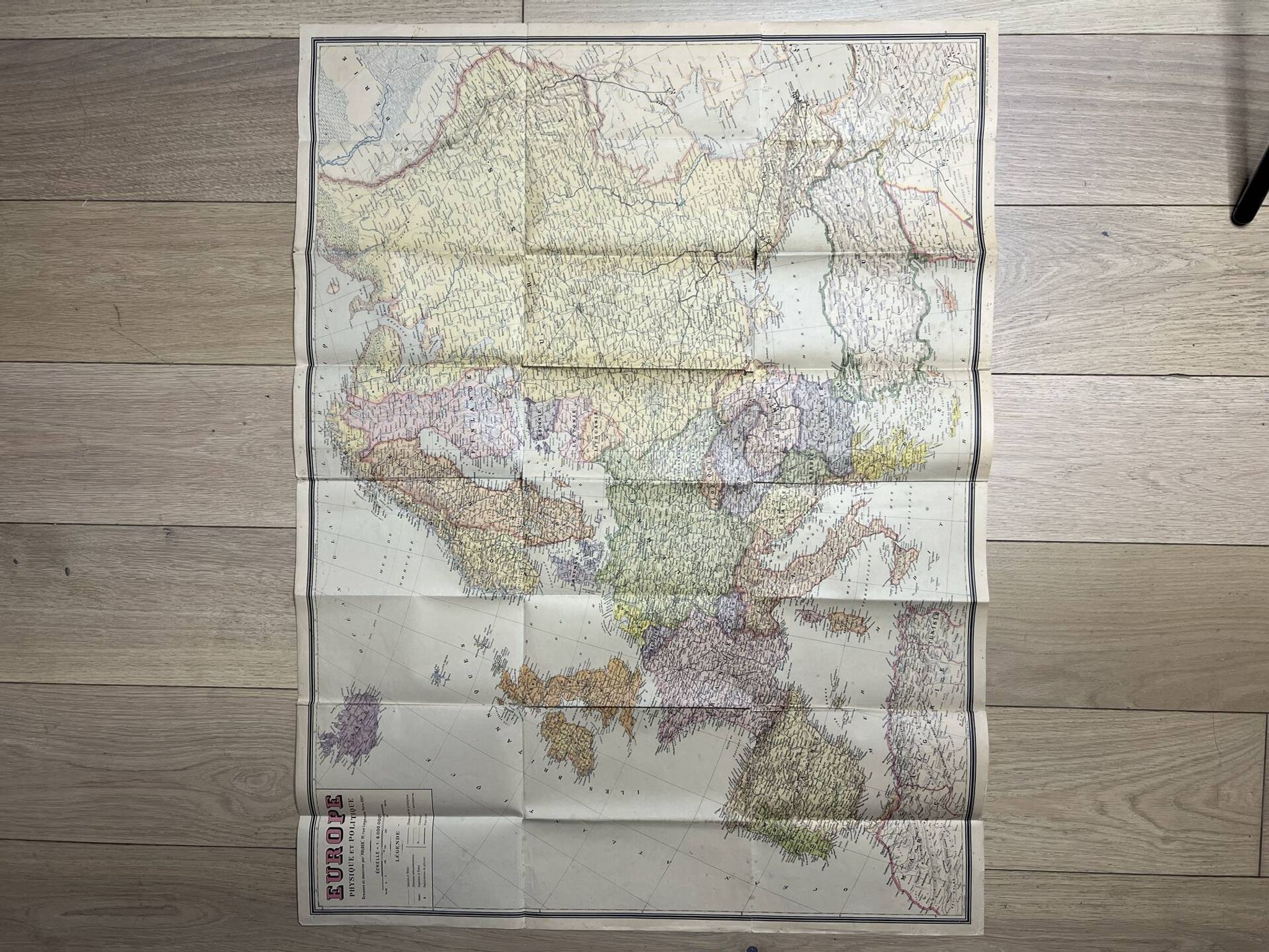 Très grande carte 93x73 : Europe Physique et Politique, imprimée par L
