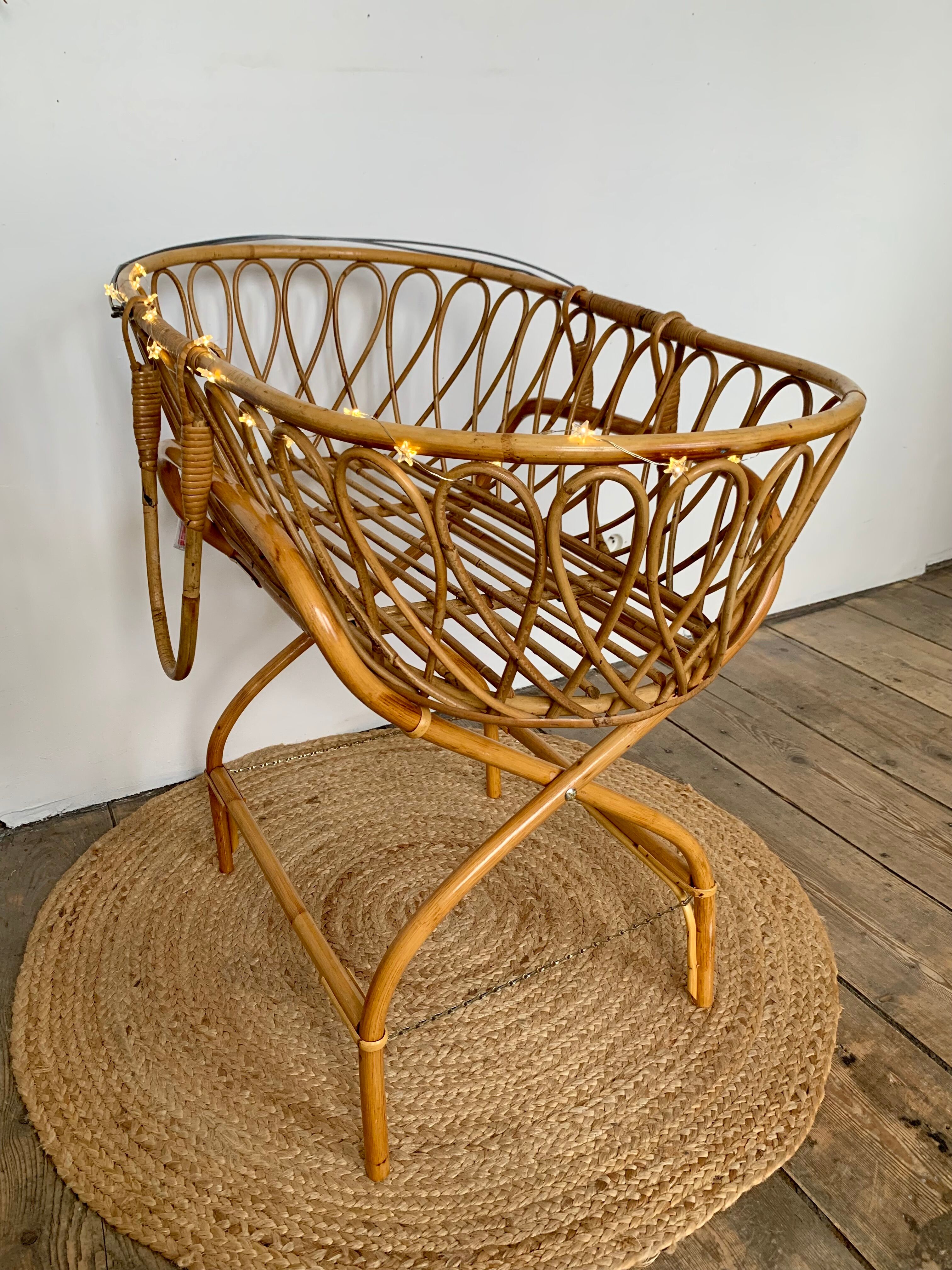 Vintage rattan couffin & its foot
