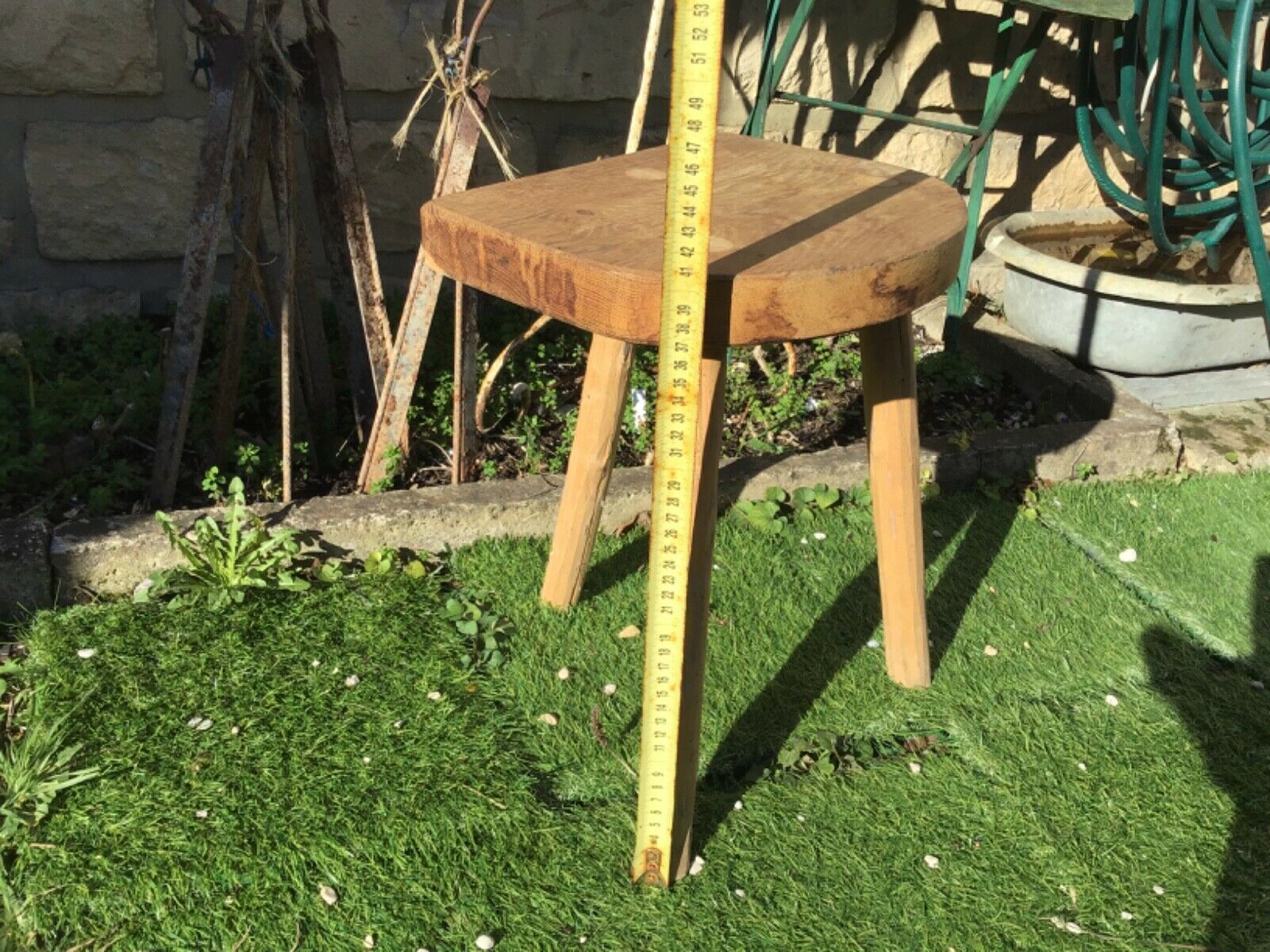 Tabouret bois sculpté tripode déco