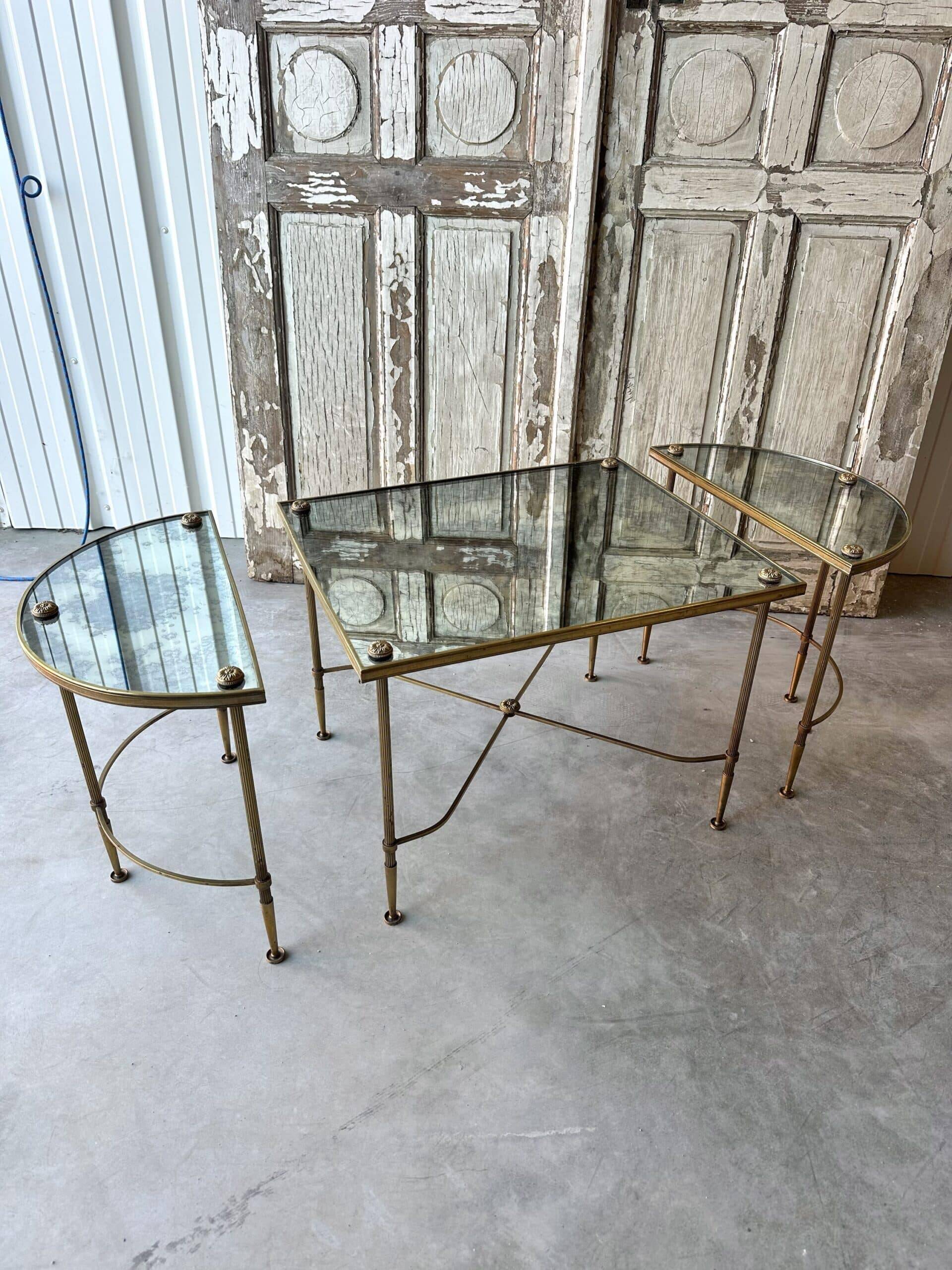 Tripartite coffee table attributed to Maison Baguès.