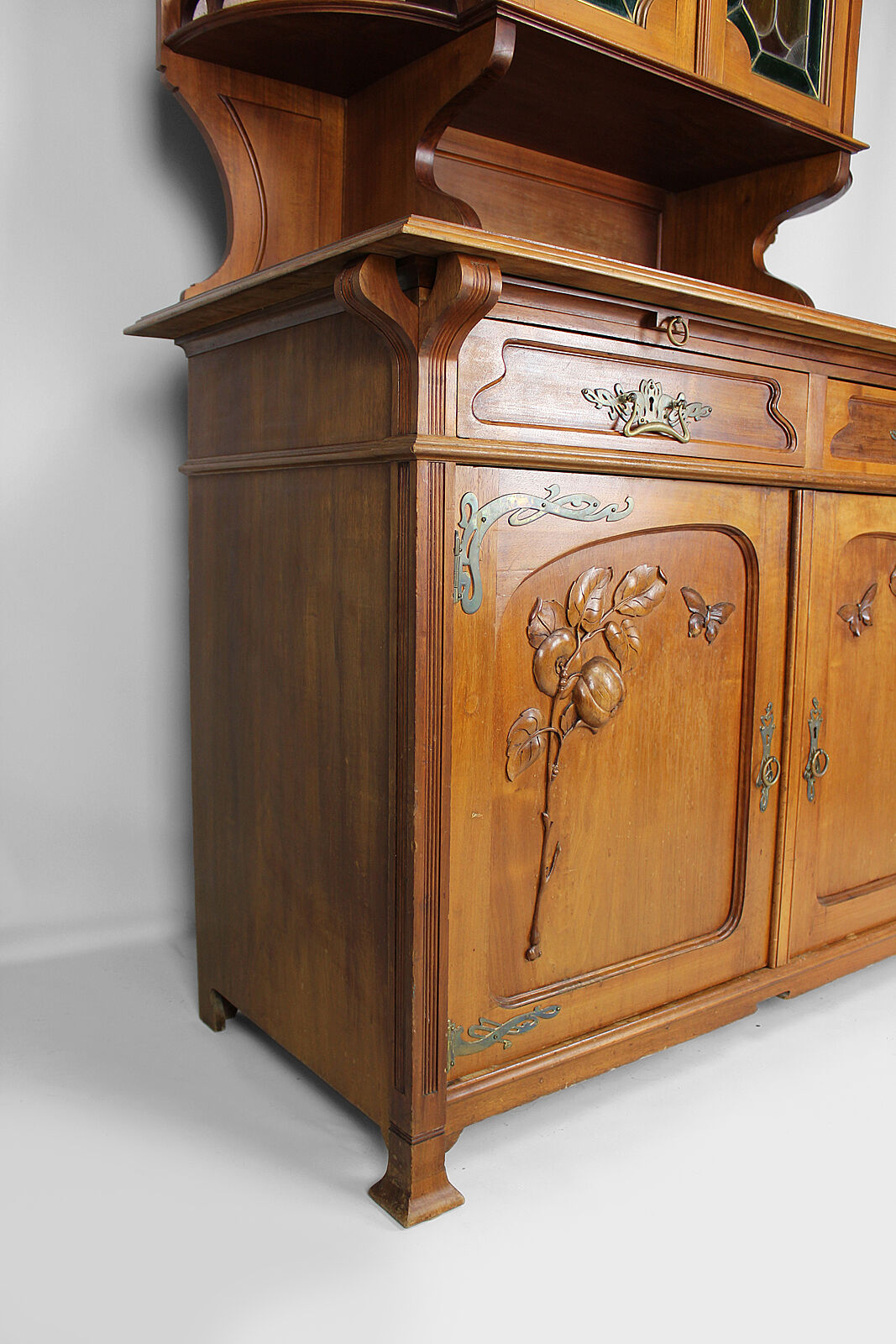 Buffet Art Nouveau en acajou sculpté et vitraux, vers 1900