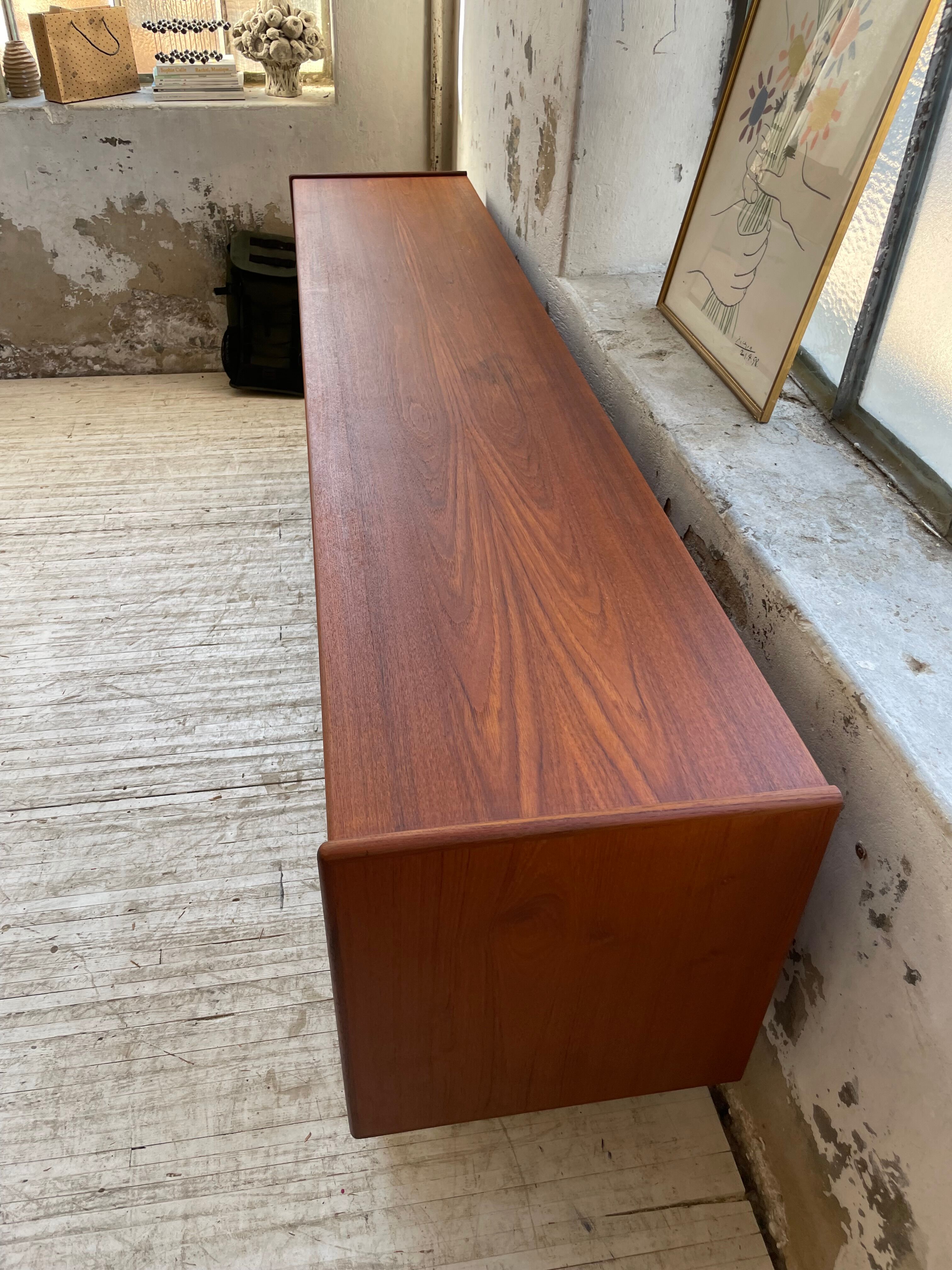 Teak row Johannes Andersen Samcom