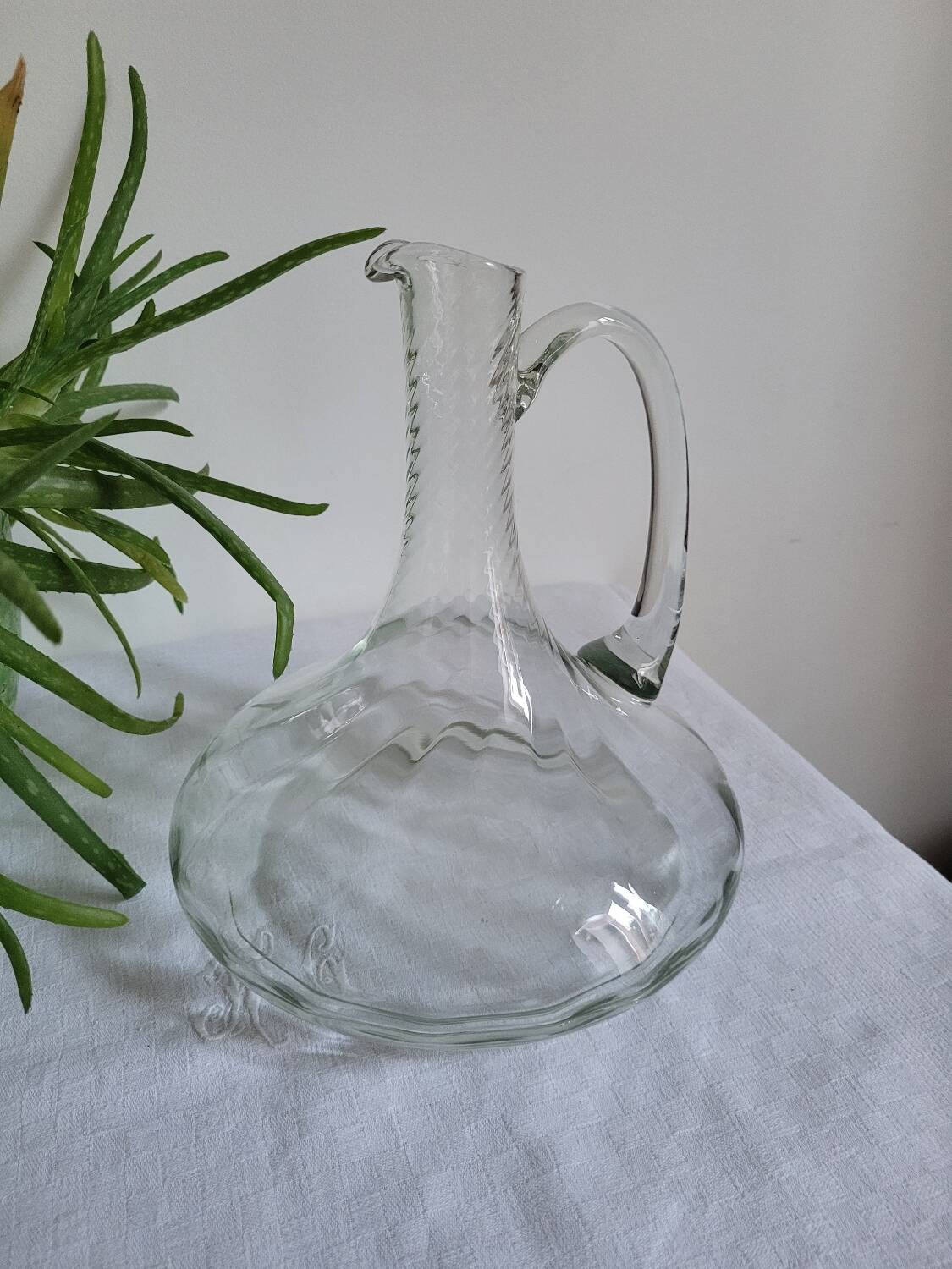 Large wine decanter