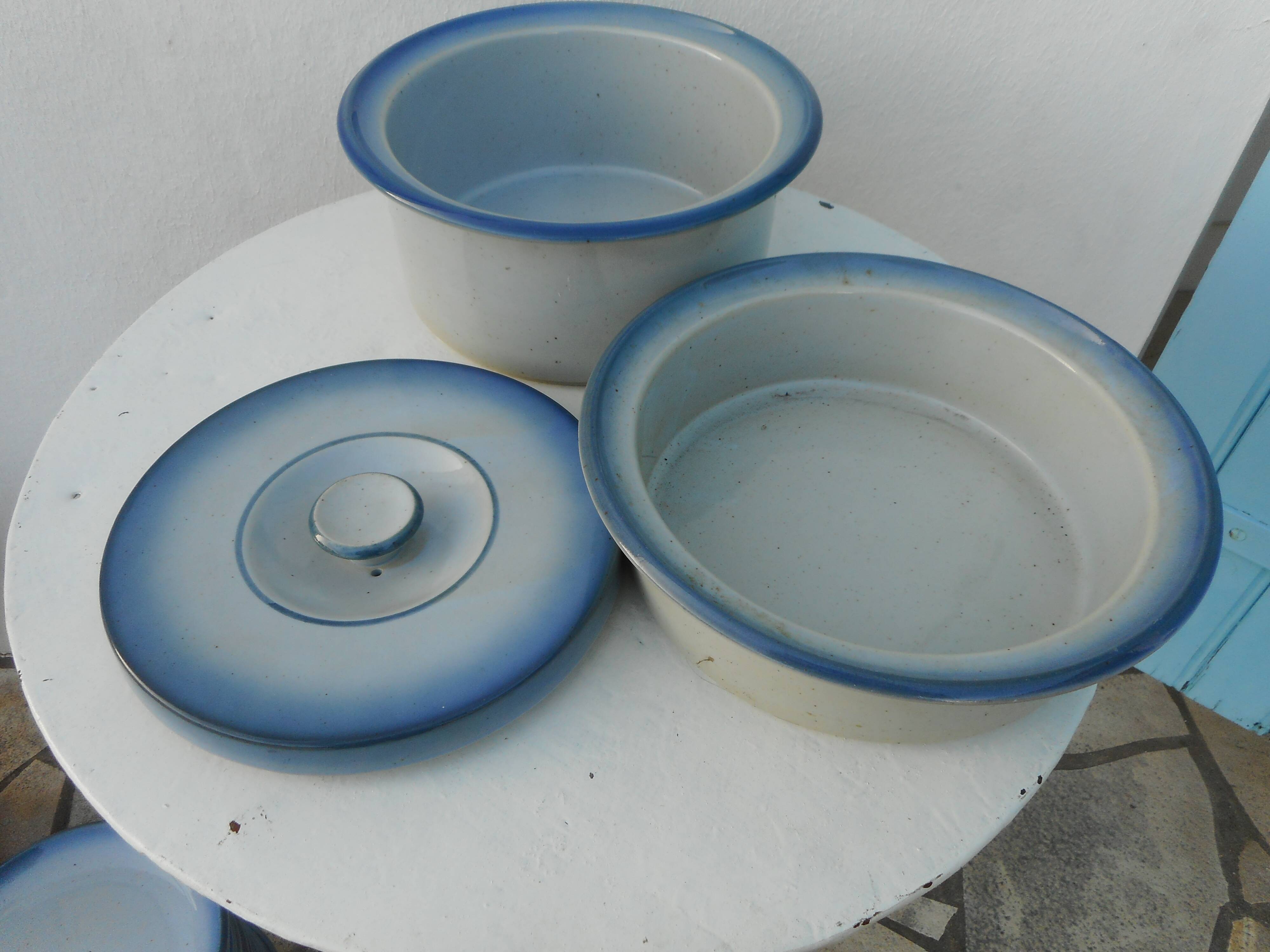 Two stackable salad bowls with a sleet lid