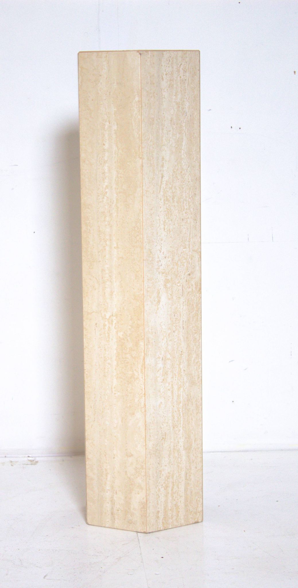 Ensemble de 3 colonnes ou piédestaux hexagonaux en travertin années 70