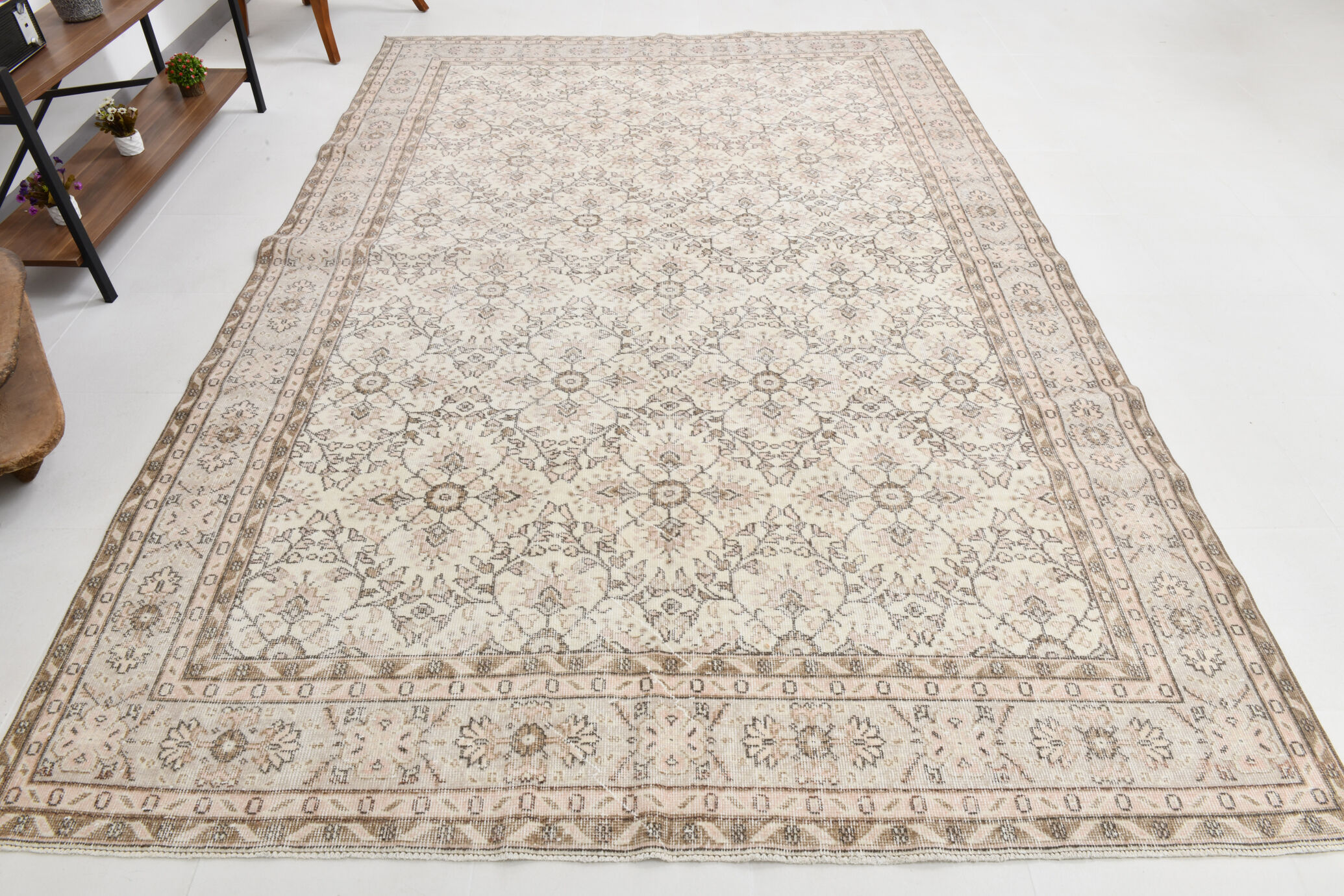 Bordered vintage rug, 218x326cm