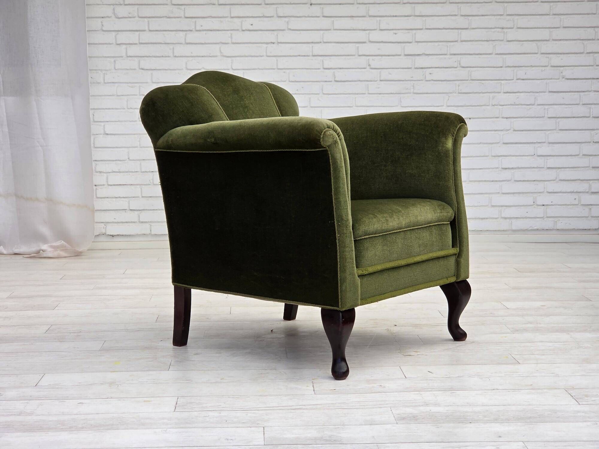 Fauteuil danois des années 1950, velours vert, pieds en frêne.