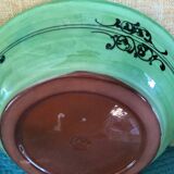 Assiette céramique de Galtié décor peint vert et rouge et grave signé
