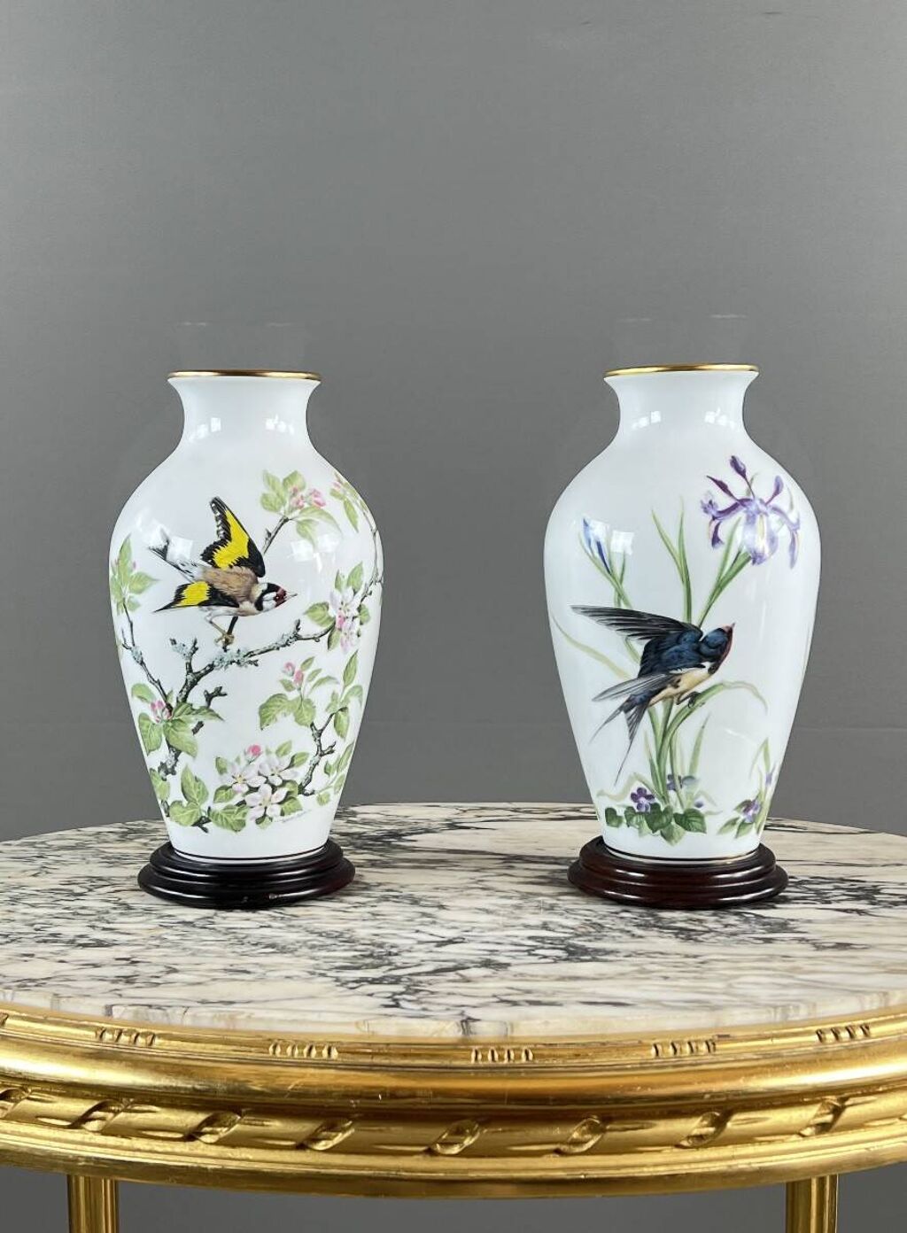 Paire de vases en porcelaine Franklin, “The Meadowland Bird Vase