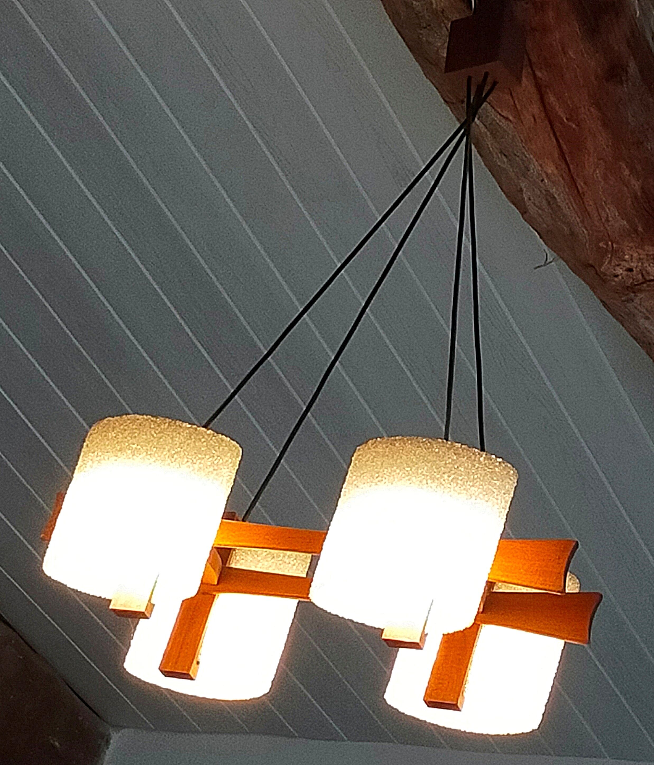 Lustre vintage scandinave en teck et perspex