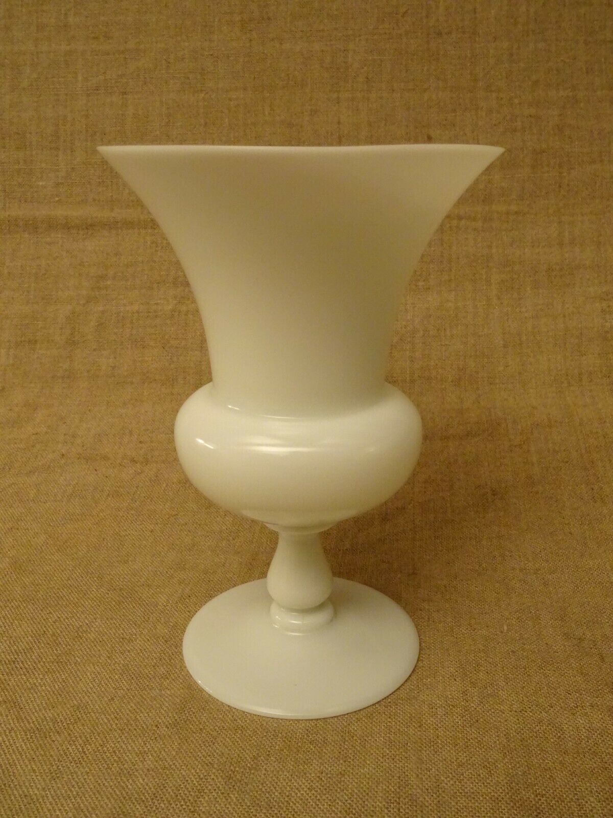 Vase in white opaline shape medici vintage 80's