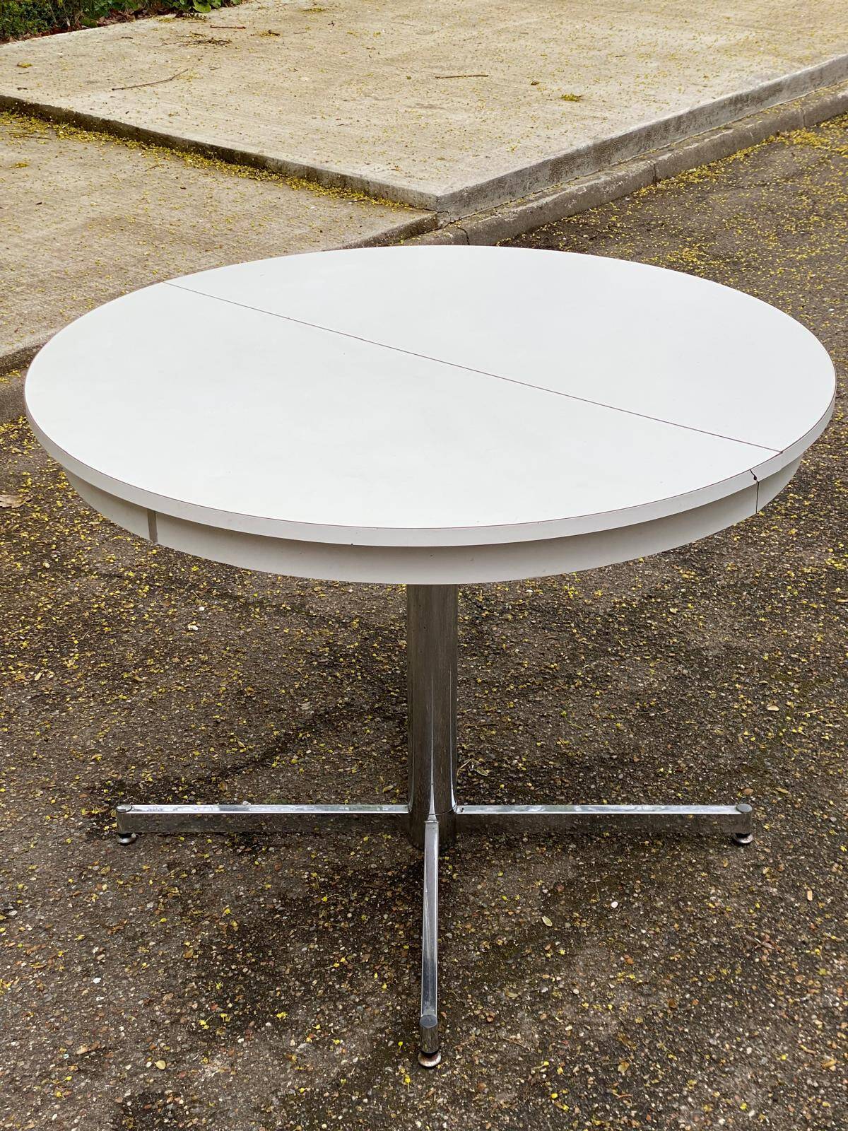 White dining table with a central tulip base, extendable to 100cm.