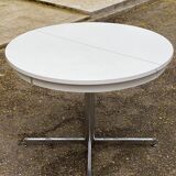White dining table with a central tulip base, extendable to 100cm.