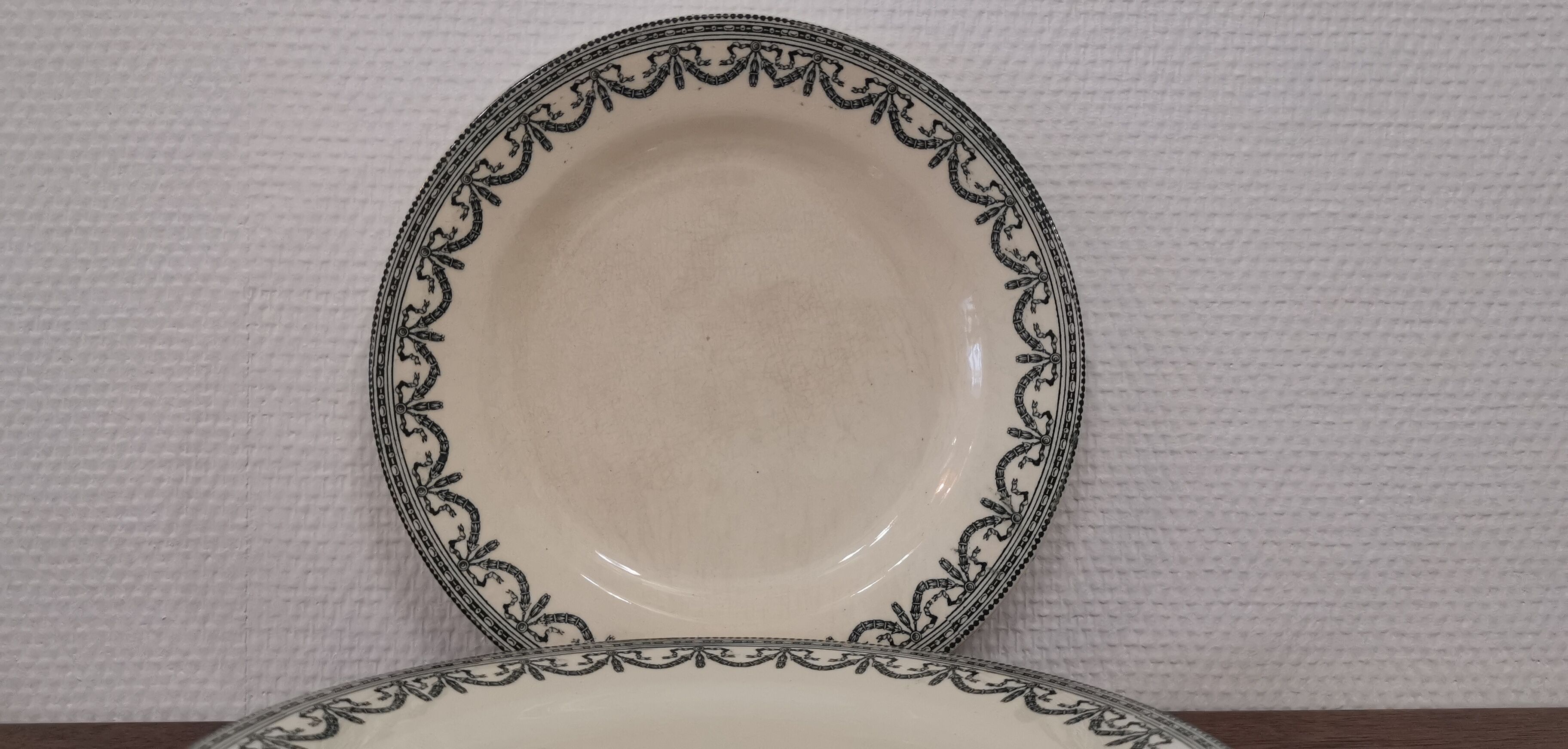 Set of 4 flat plates terre de fer ec Salins Louis XVI garlands