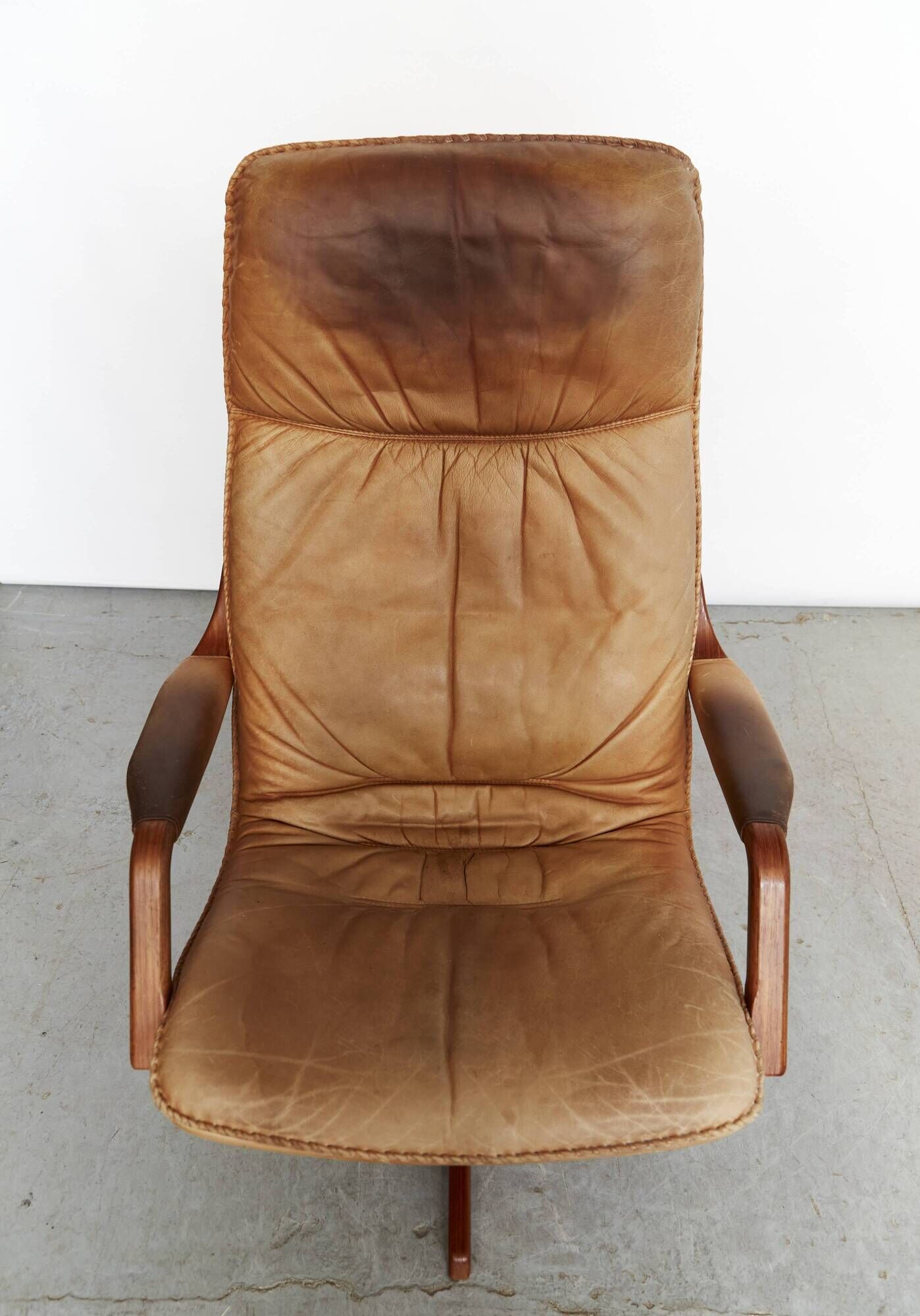 Fauteuil pivotant à dossier haut en teck et cuir Berg Furniture