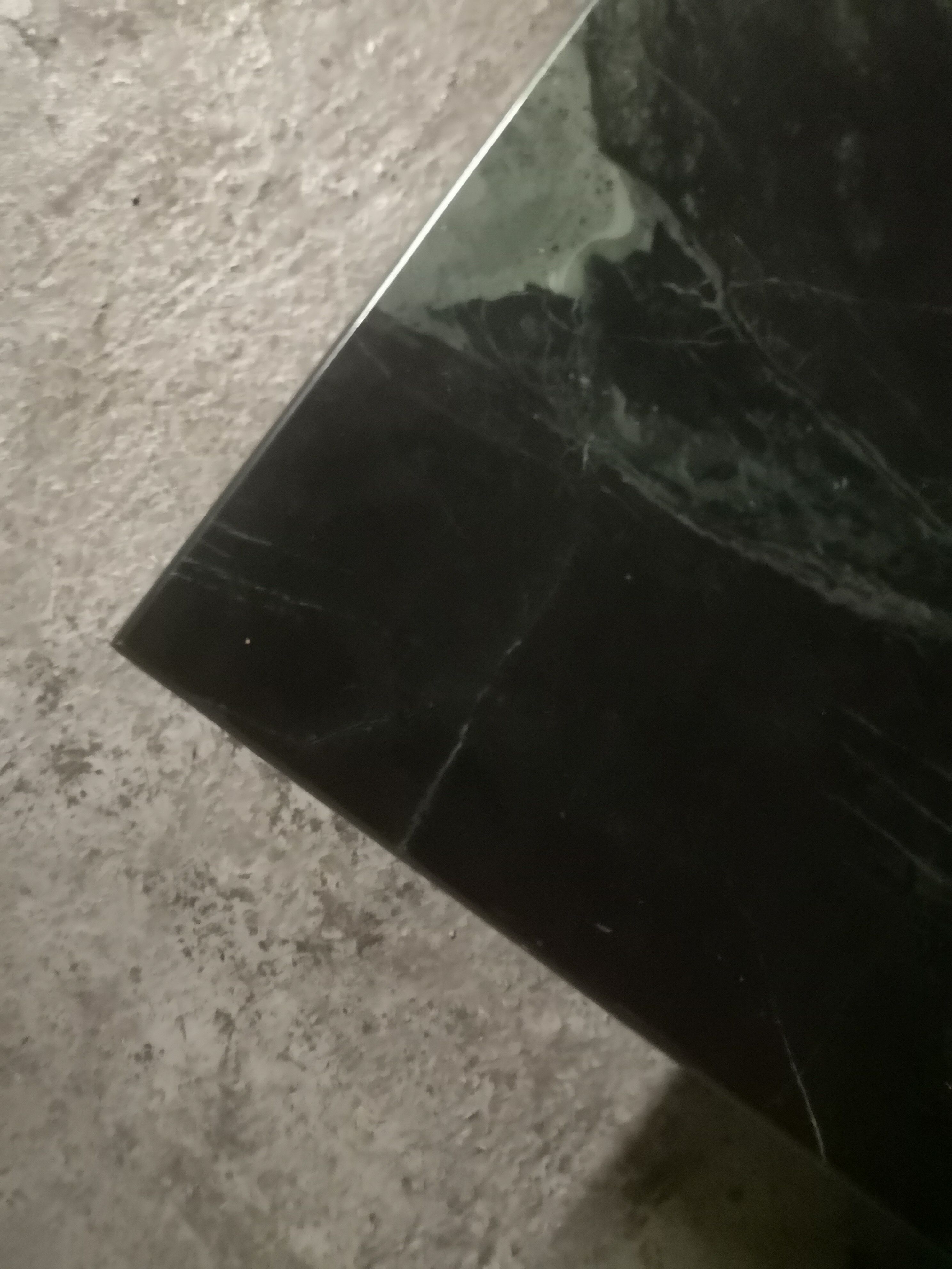 Table basse goutte en marbre verte Roche Bobbois 1970