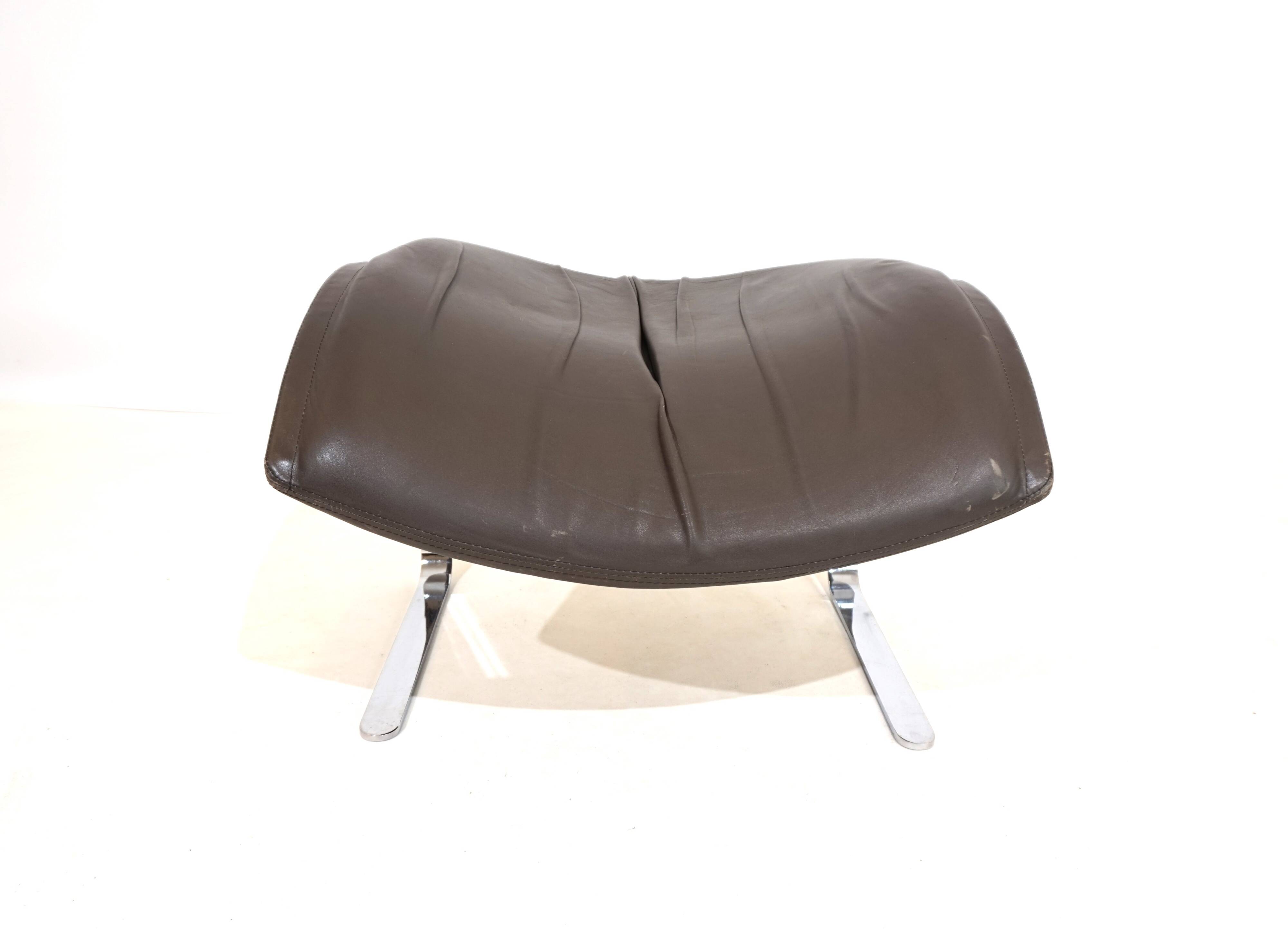 Saporiti Vela Alta leather armchair with ottoman by Giovanni Offredi
