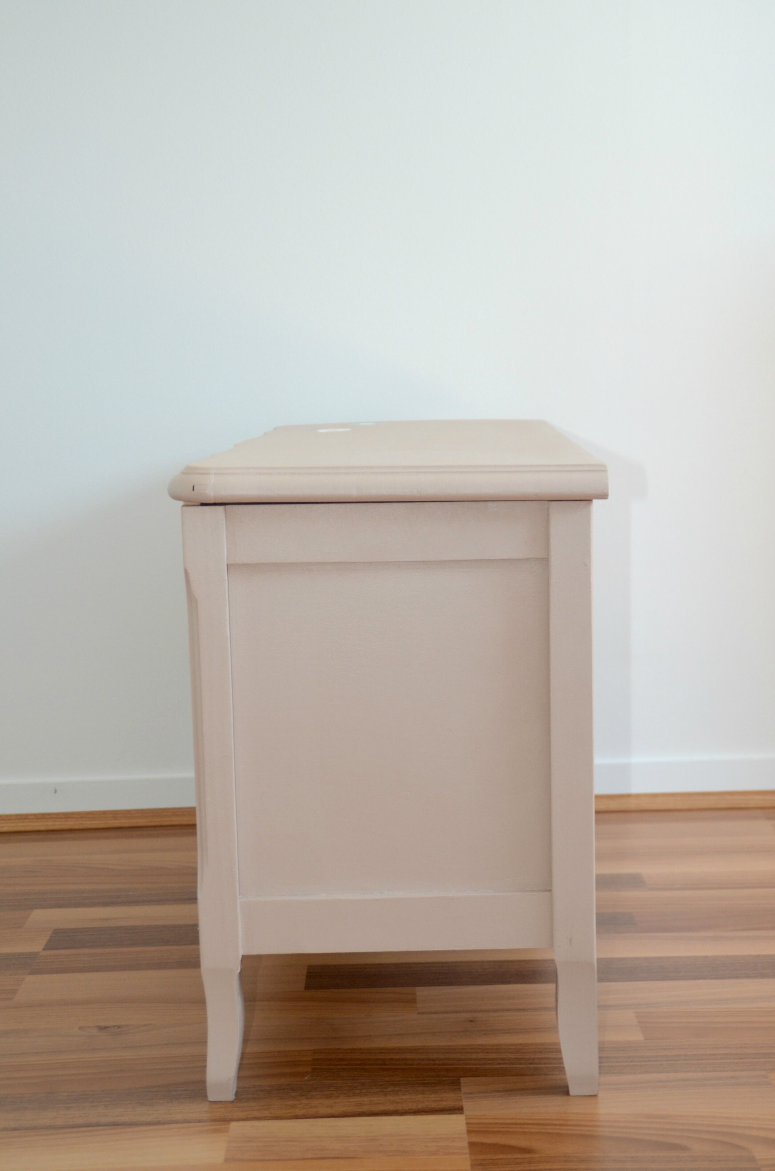 Coffre à jouets en bois beige rosé