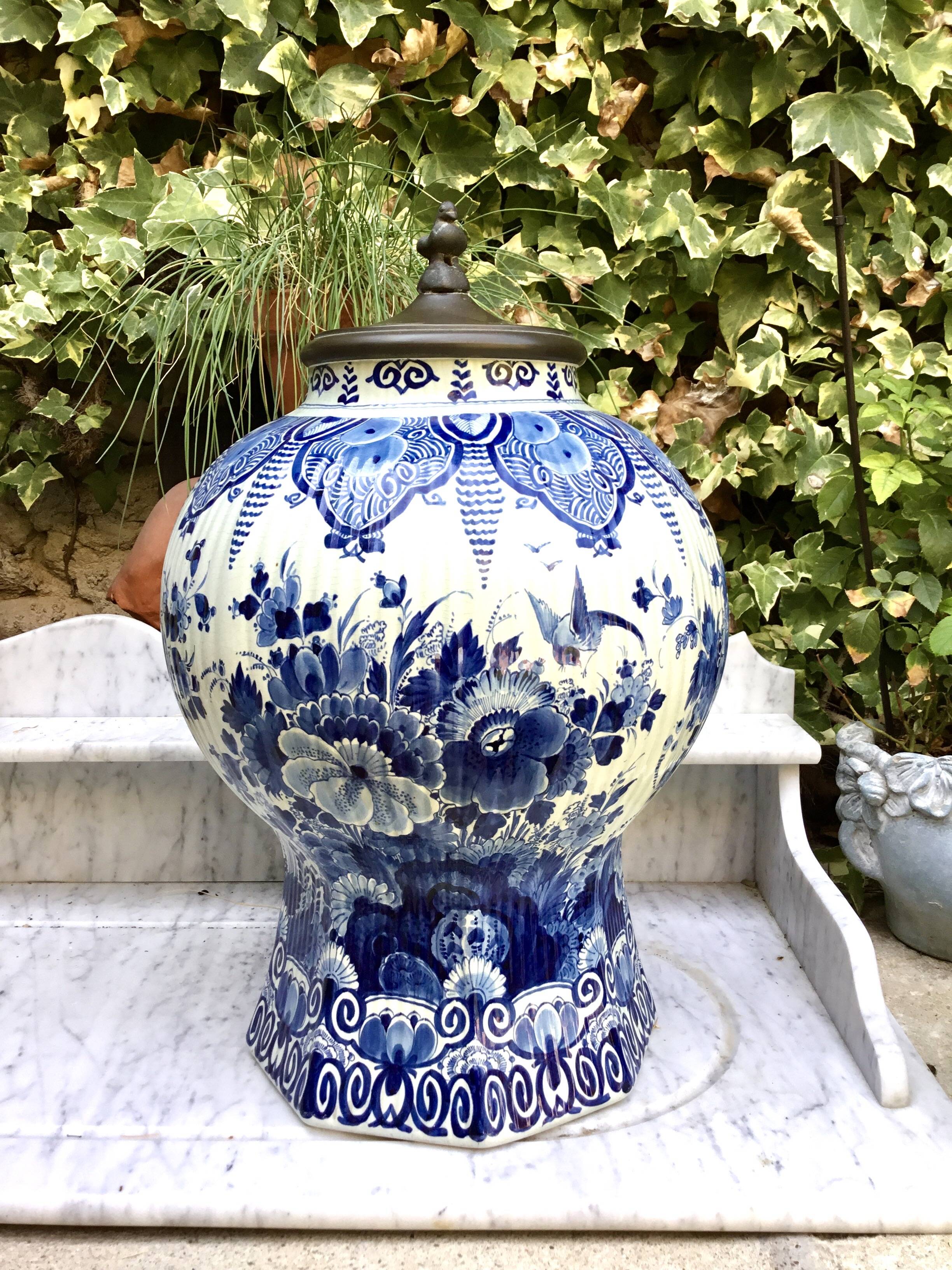 Delft. Important potiche in earthenware with blue and white decoration.