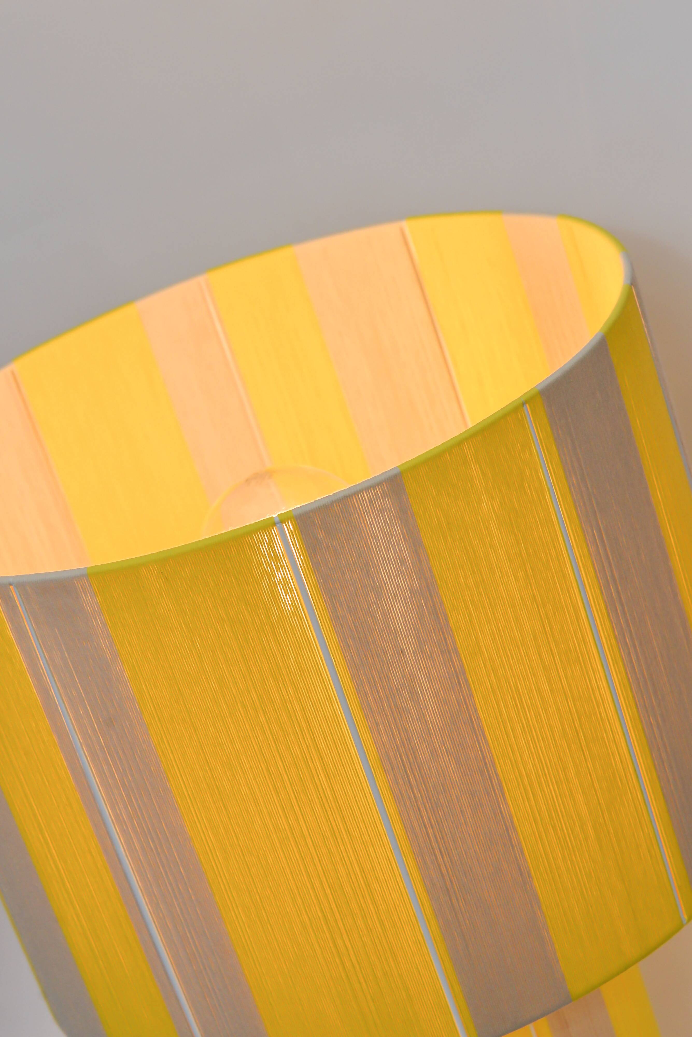 Grande lampe à poser l'Eléange jaune crème