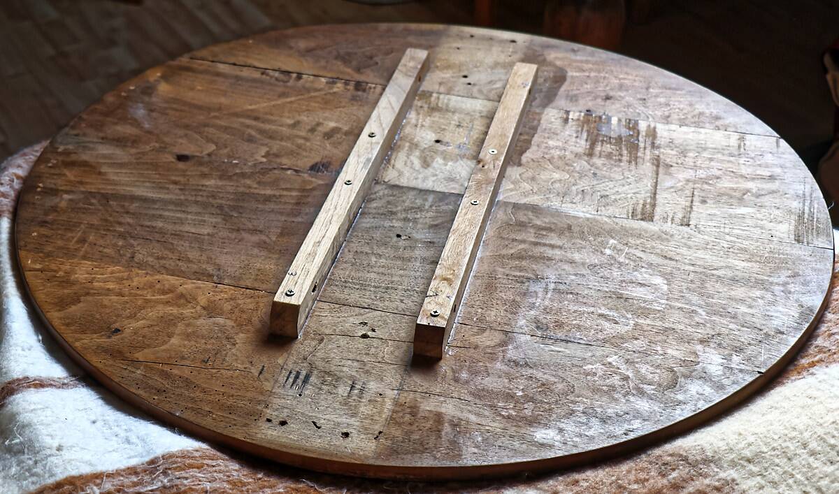 3-legged pedestal table in solid fruit wood