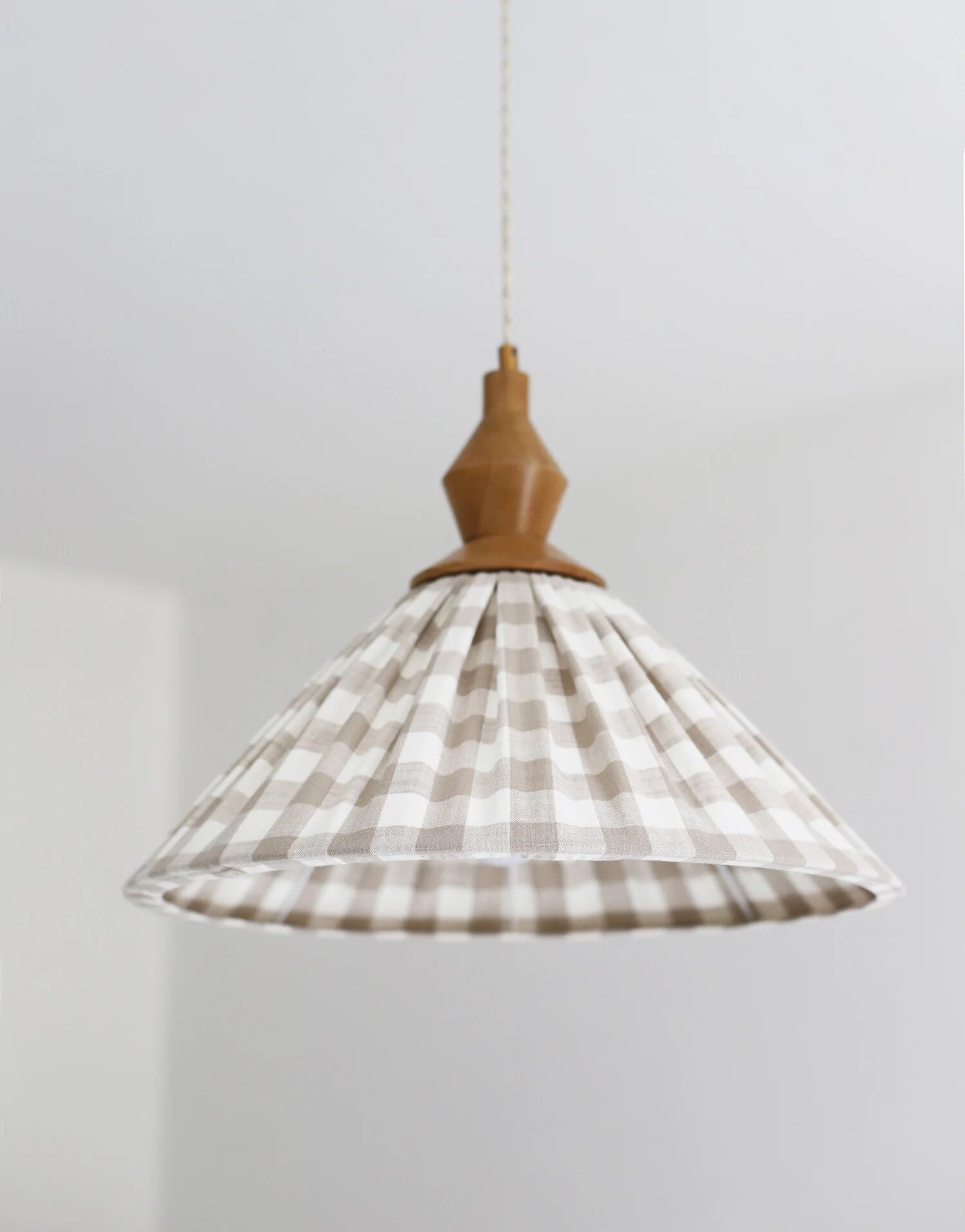 "Olga" pleated pendant light in beige checked fabric and turned wood finish