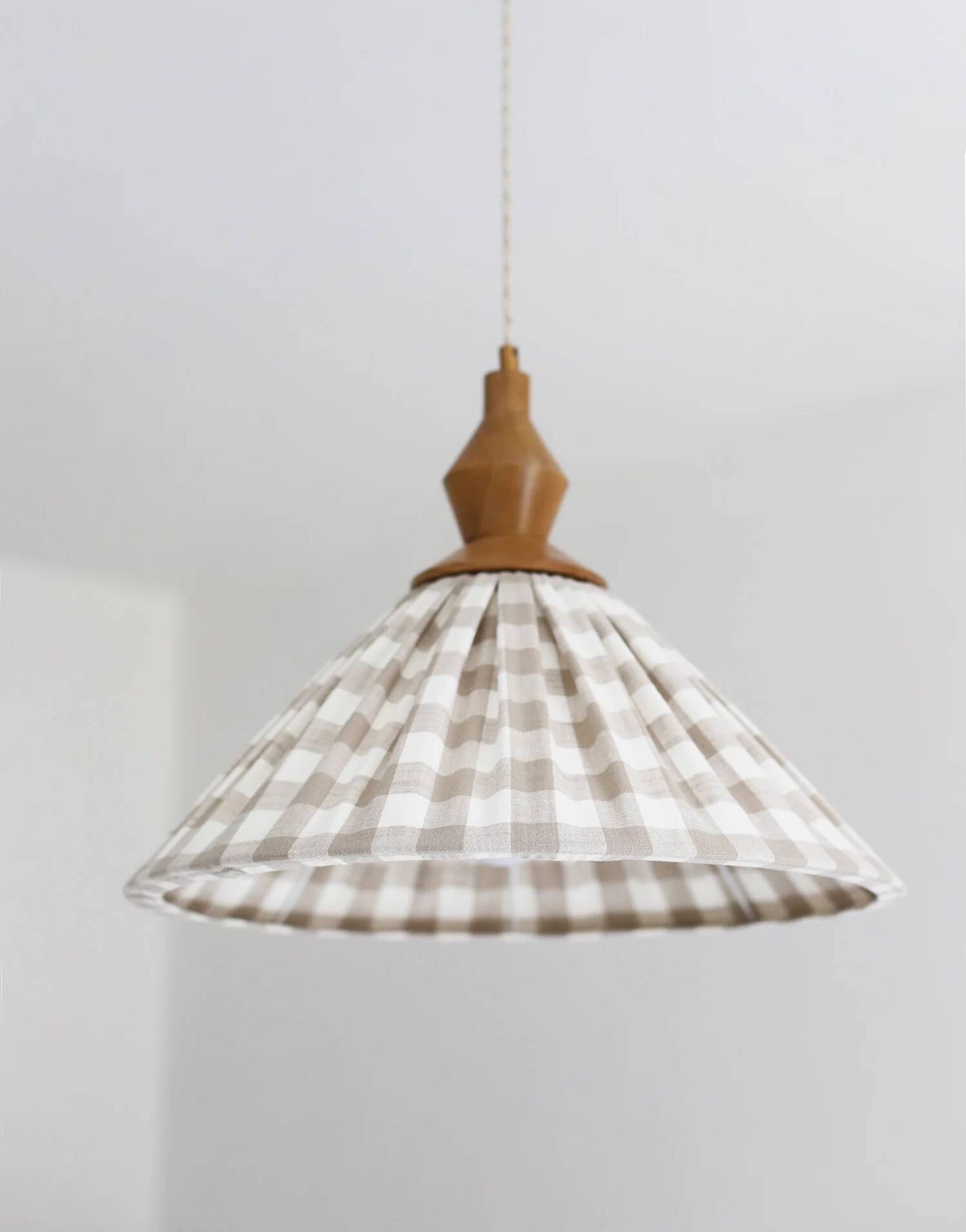 "Olga" pleated pendant light in beige checked fabric and turned wood finish