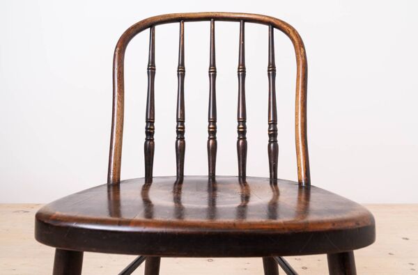 Ensemble de 4 chaises de salle à manger de style campagnard, dossier à barreaux, début du 20e siècle