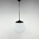 Suspension en verre de lait et en bakélite, années 1950