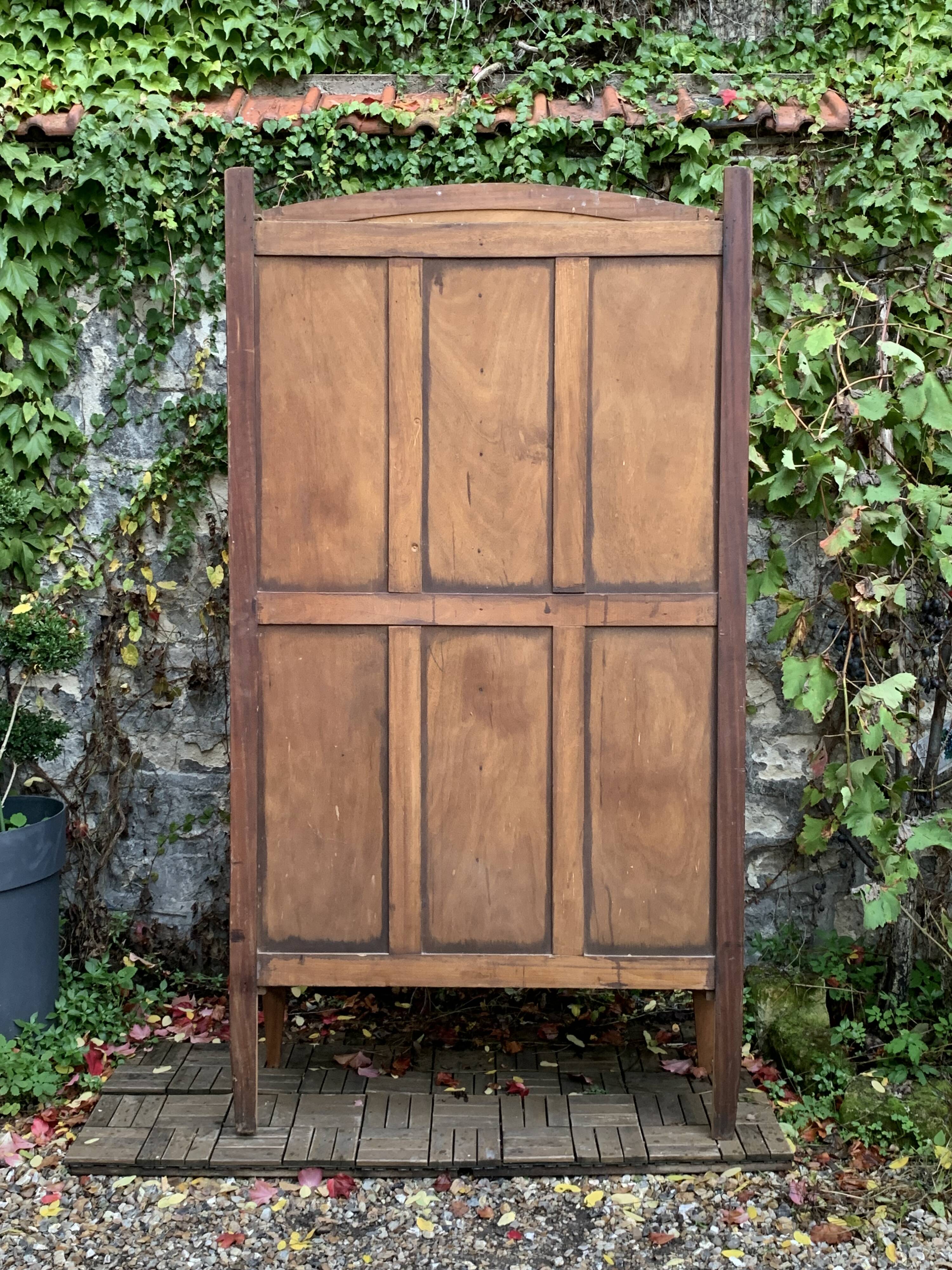 Armoire parisienne d’hôtel vitrée bois brut 1930