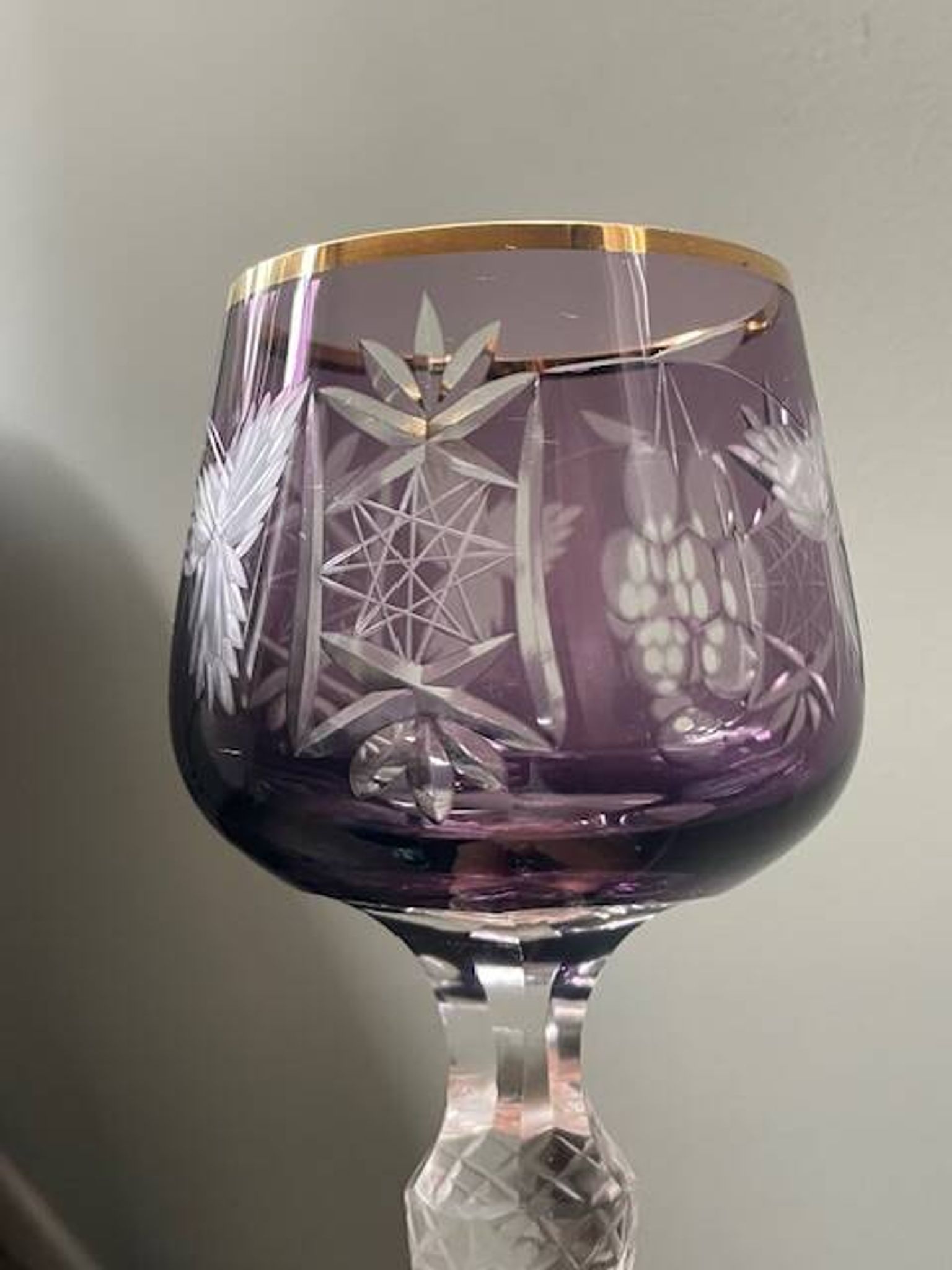 2 grands  verres en cristal de Bohème taillé et coloré