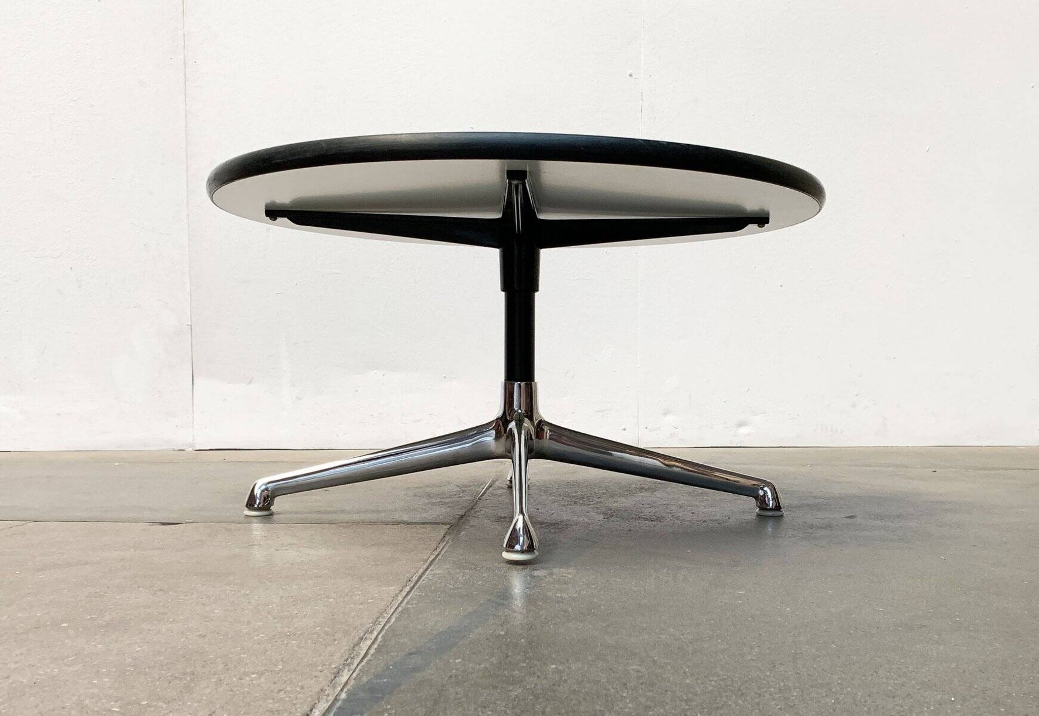 Table d'appoint du milieu du siècle par Charles & Ray Eames pour Herman Miller, années 1960