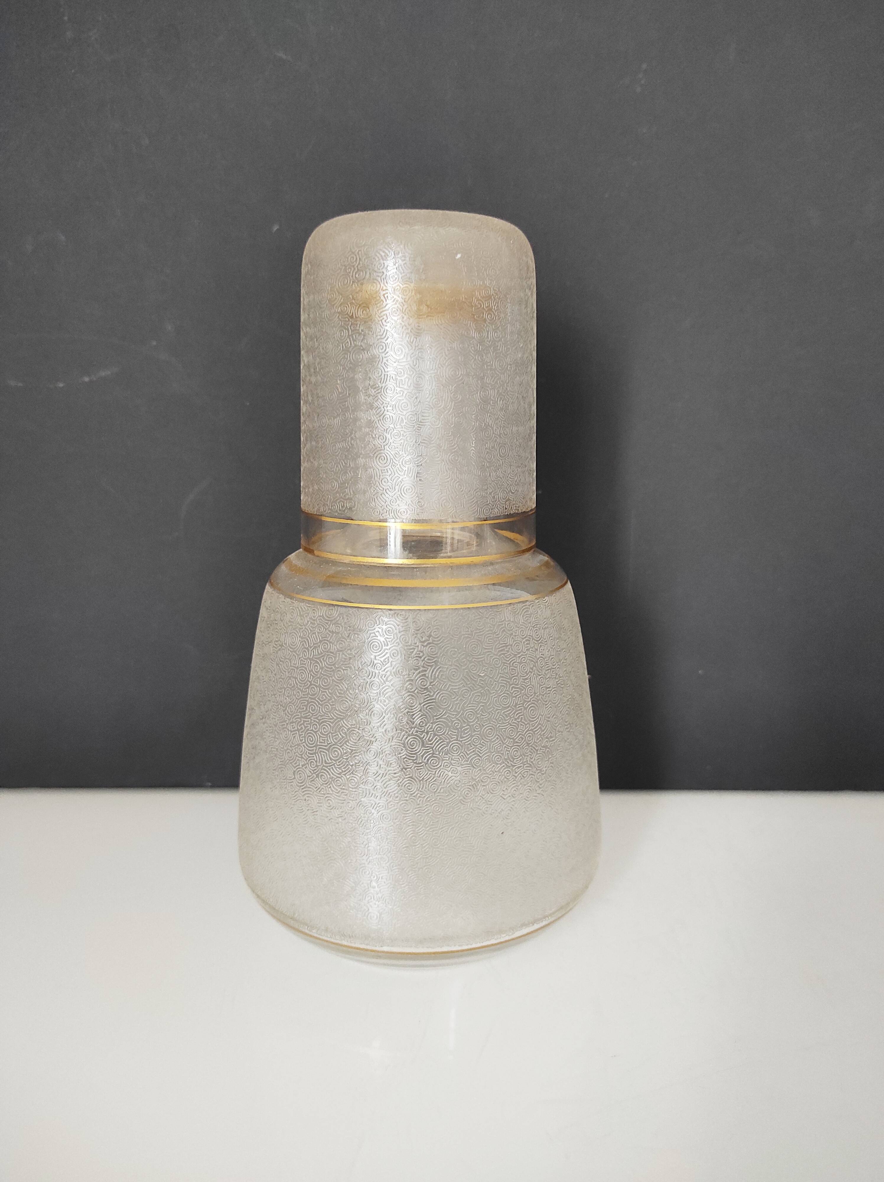 Carafe de nuit et son verre en verre givré