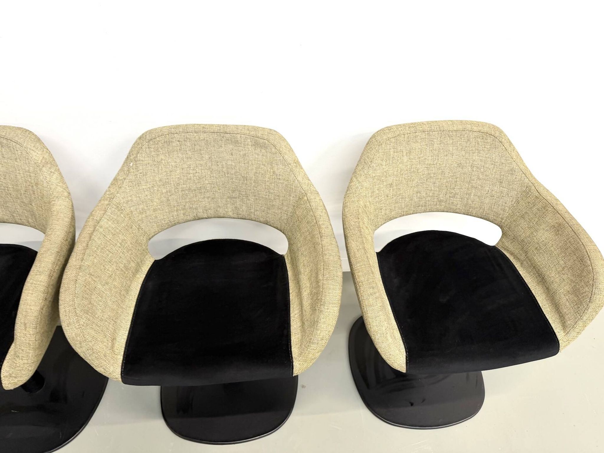 Series of six swivel chairs with organic shell, mottled fabric and base dis