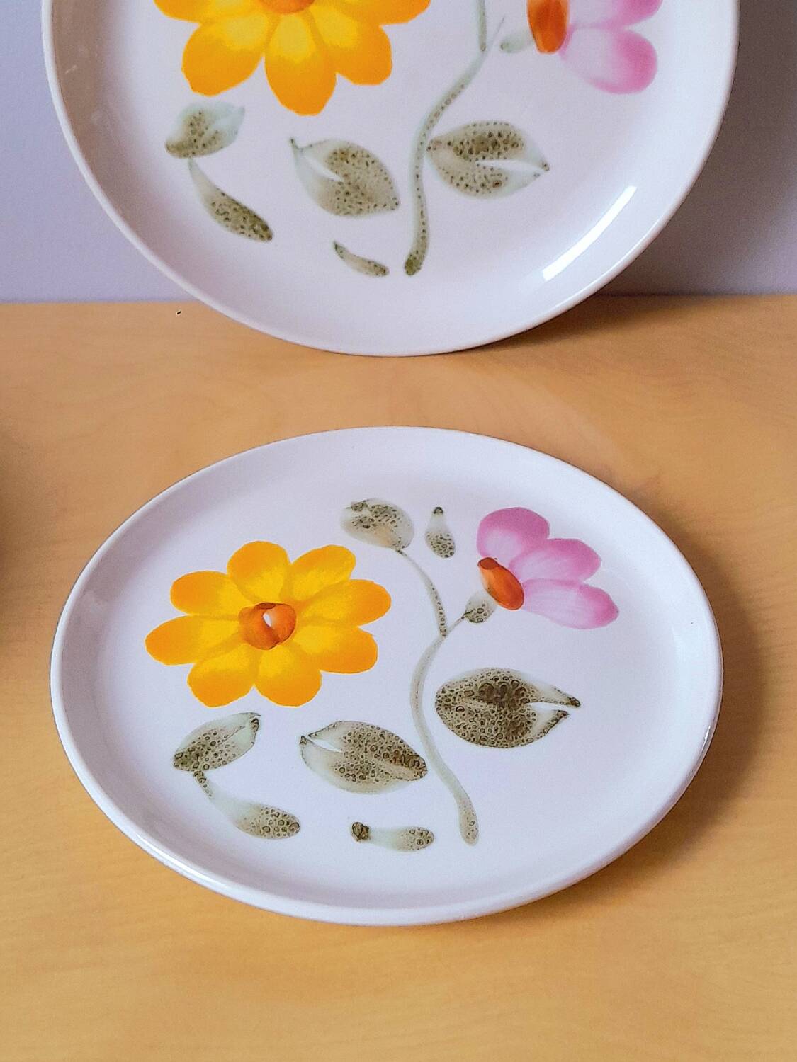 Assiettes à dessert fleuries ,Sarreguemines 1960.