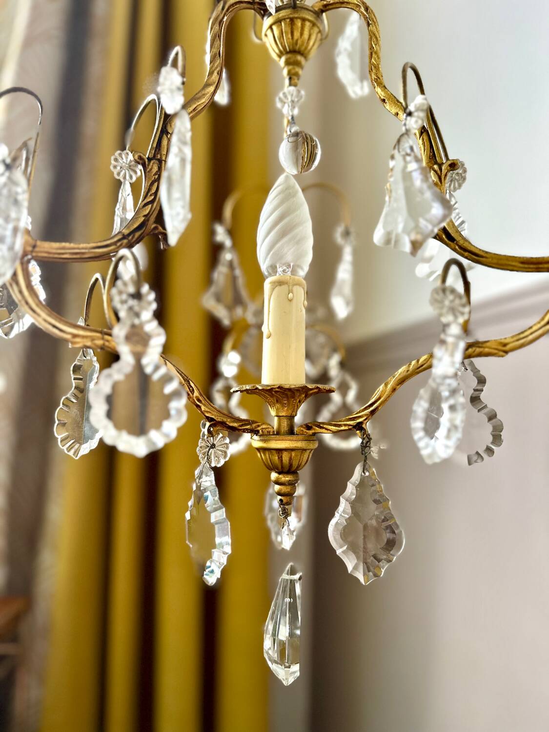 Pendant chandelier with crystal tassels