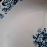 Assiettes plates anciennes dépareillées accompagnées d'un plat