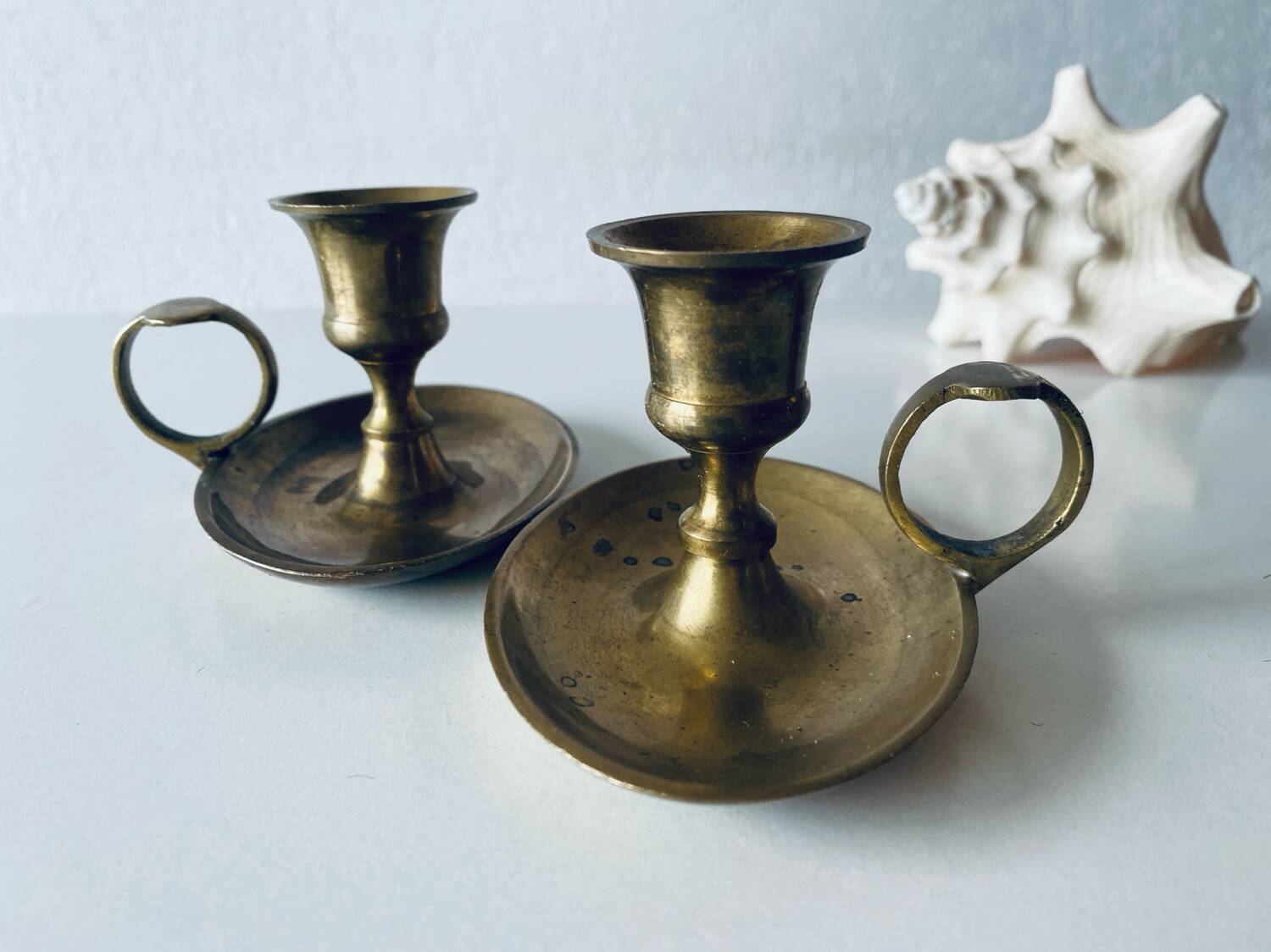 Paire de bougeoirs pouciers en laiton