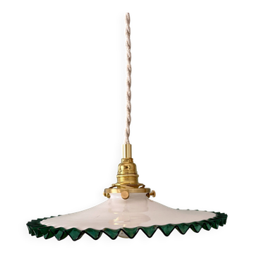 Suspension abat-jour ancien en opaline blanche et liseré vert clair