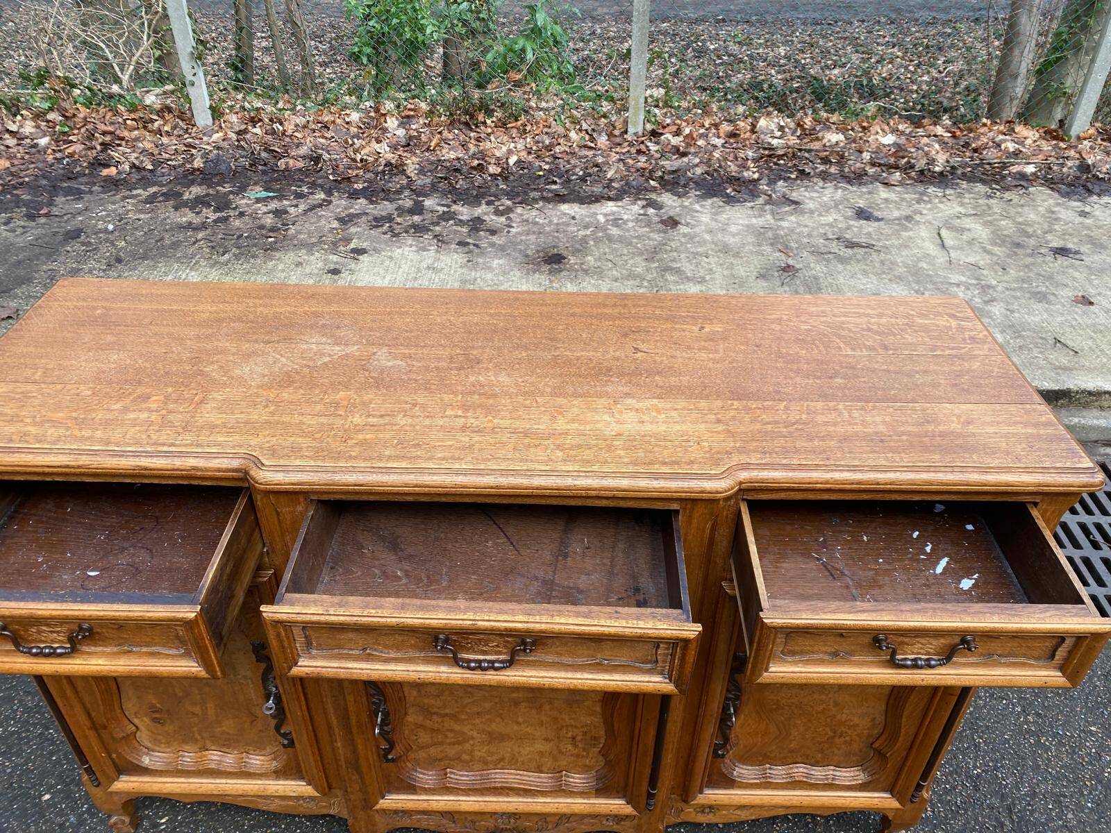 Buffet Louis XV époque 19ème en bois chêne massif