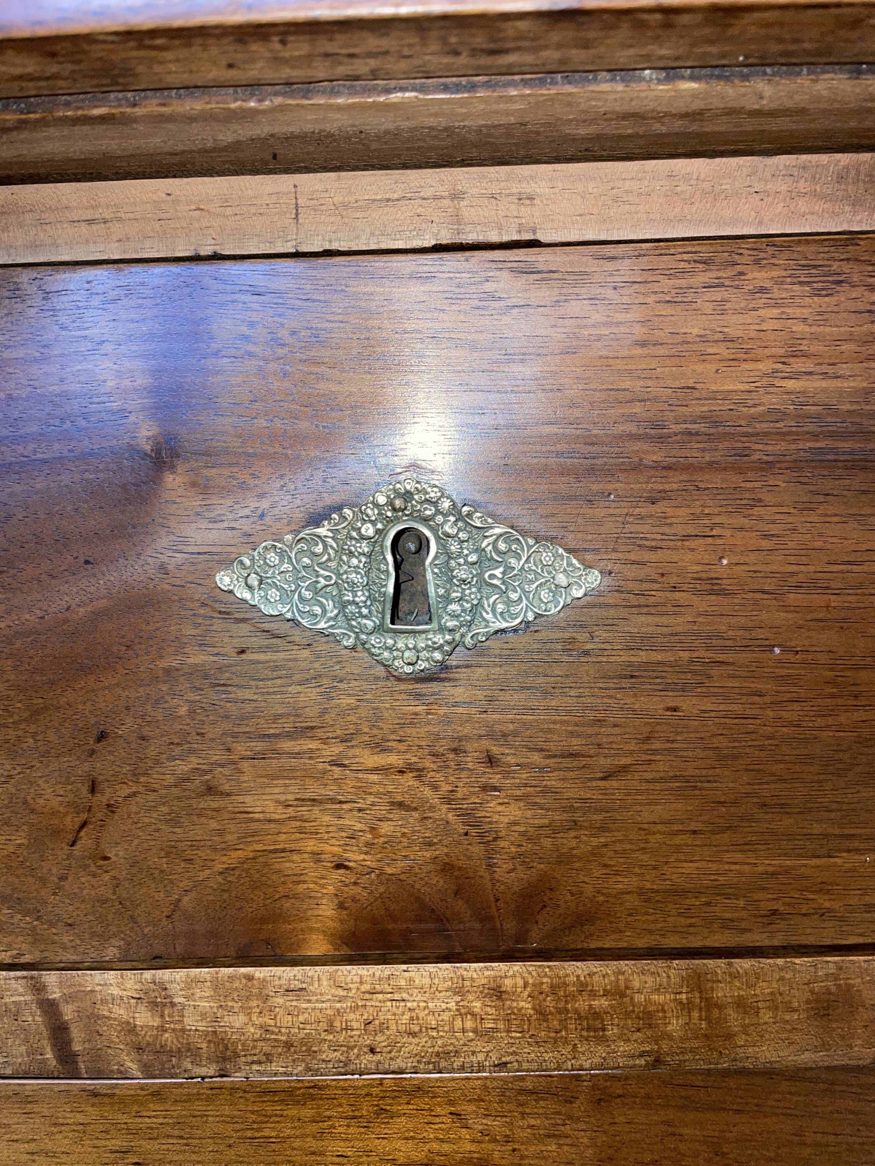 Commode d'époque Empire à colonnes détachées