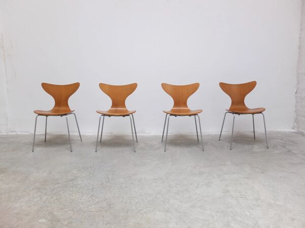 Ensemble de 4 chaises 'Lily' en chêne par Arne Jacobsen pour Fritz Hansen, édition originale de 1969.