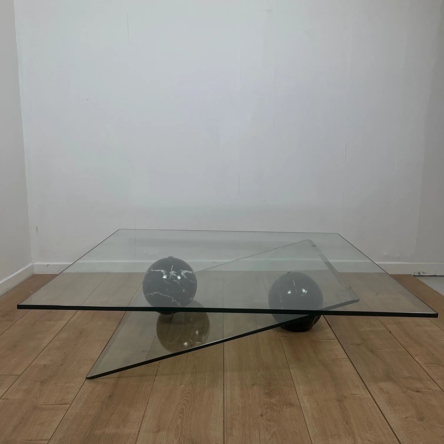 Table basse asymétrique roche bobois en verre et marbre, 1980/90