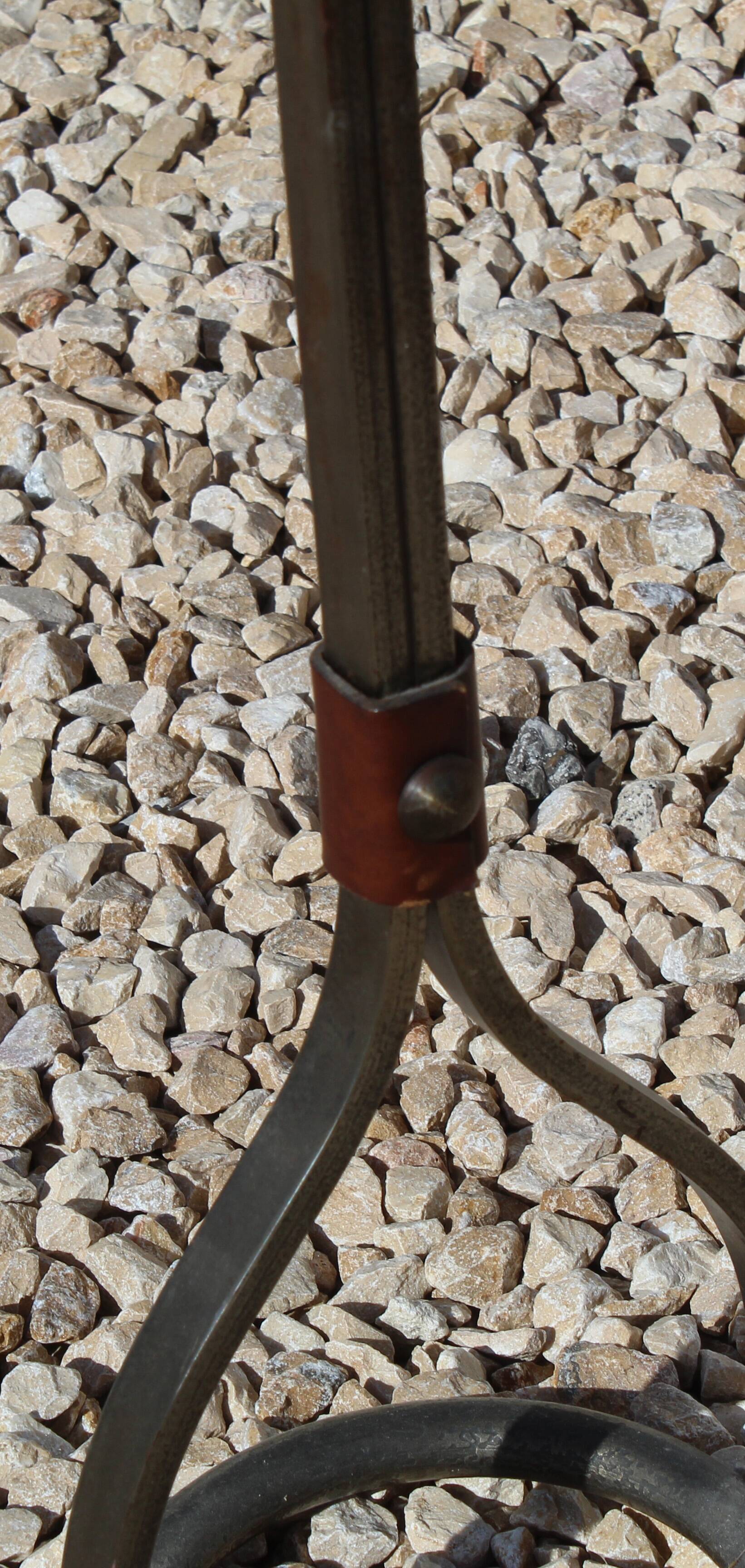 Cendrier sur pied en fer et cuir par Jean-Pierre Ryckaert, années 50